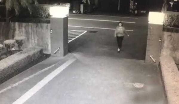 王女行凶後到派出所投案。（警方提供）