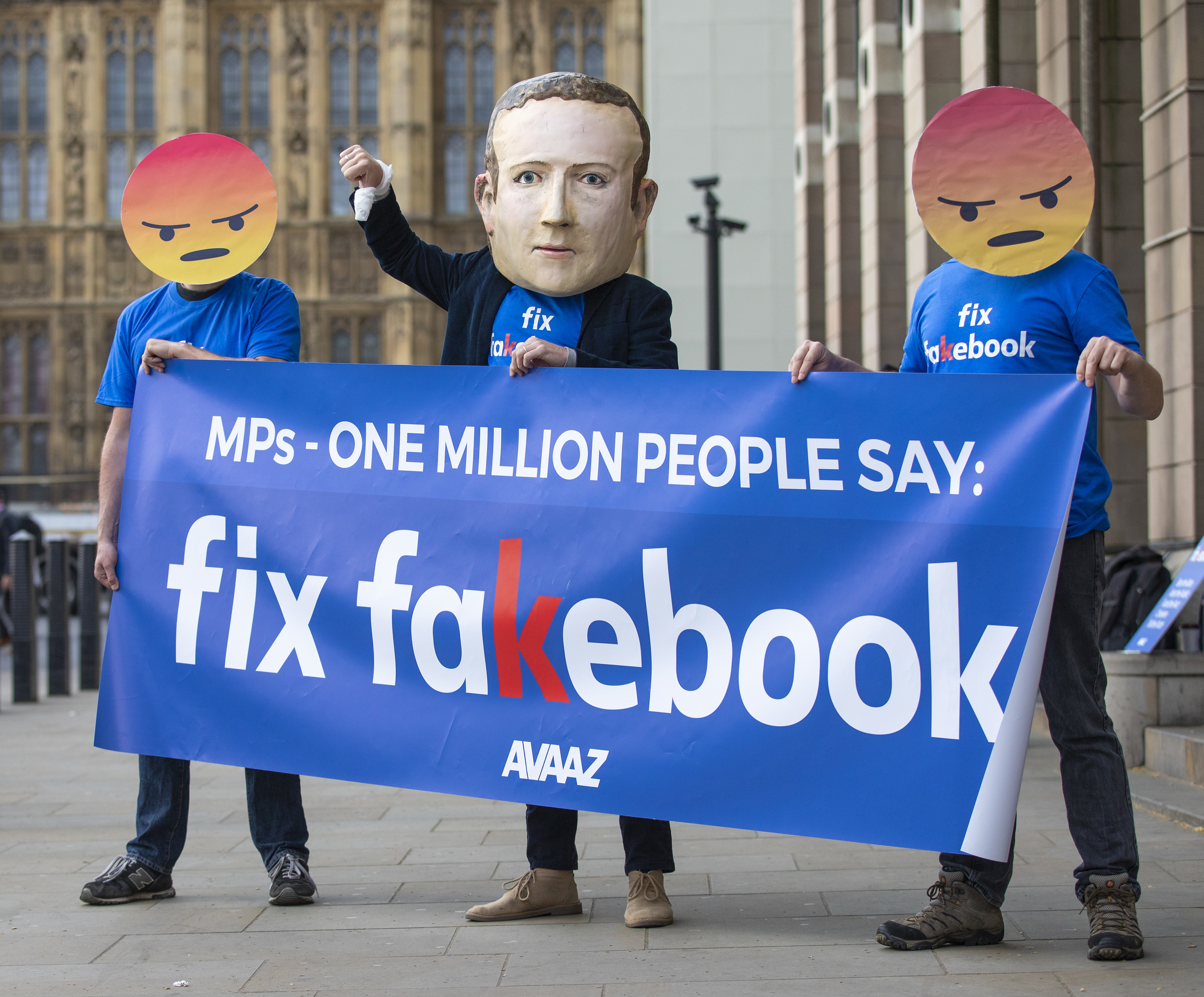 2018年4月26日，英國民眾發起抗議活動，呼籲國會對臉書假新聞加強規範。（東方IC）