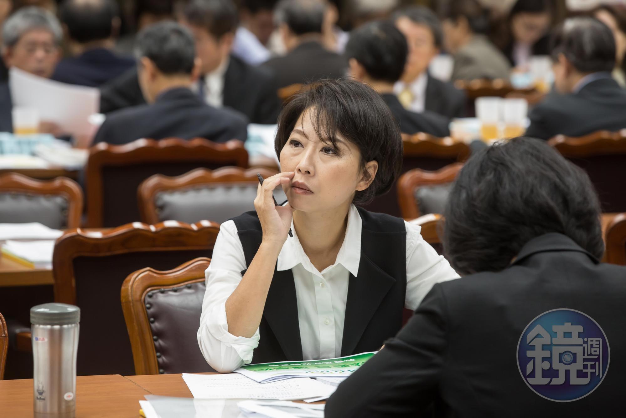 陳亭妃不滿台南市黨部未依黨中央規定處理,痛批黑箱產生總召,還打算要強行黑箱產生正副議長提名相關事宜。
