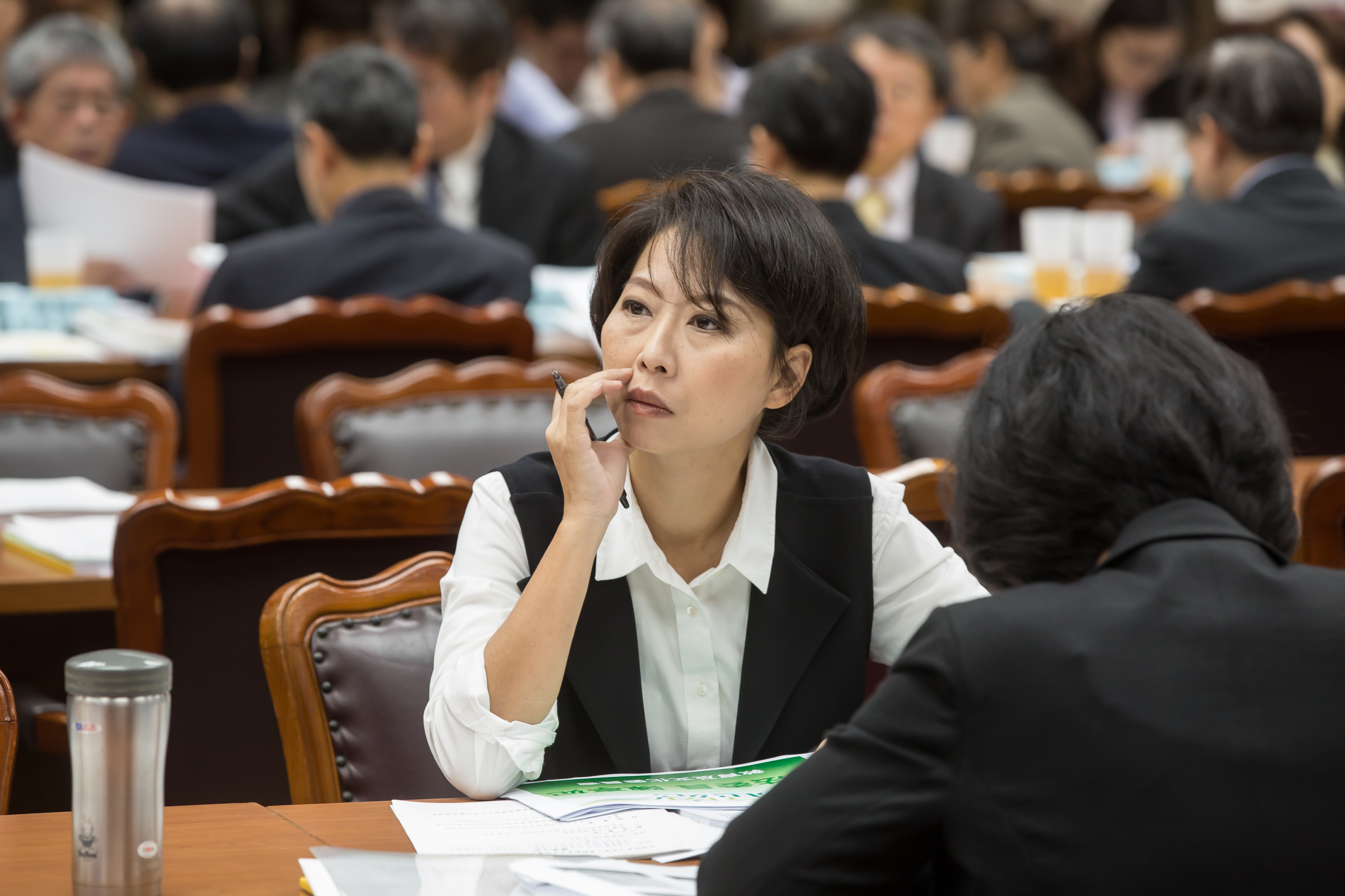 陳亭妃不滿台南市黨部未依黨中央規定處理，痛批黑箱產生總召，還打算要強行黑箱產生正副議長提名相關事宜。