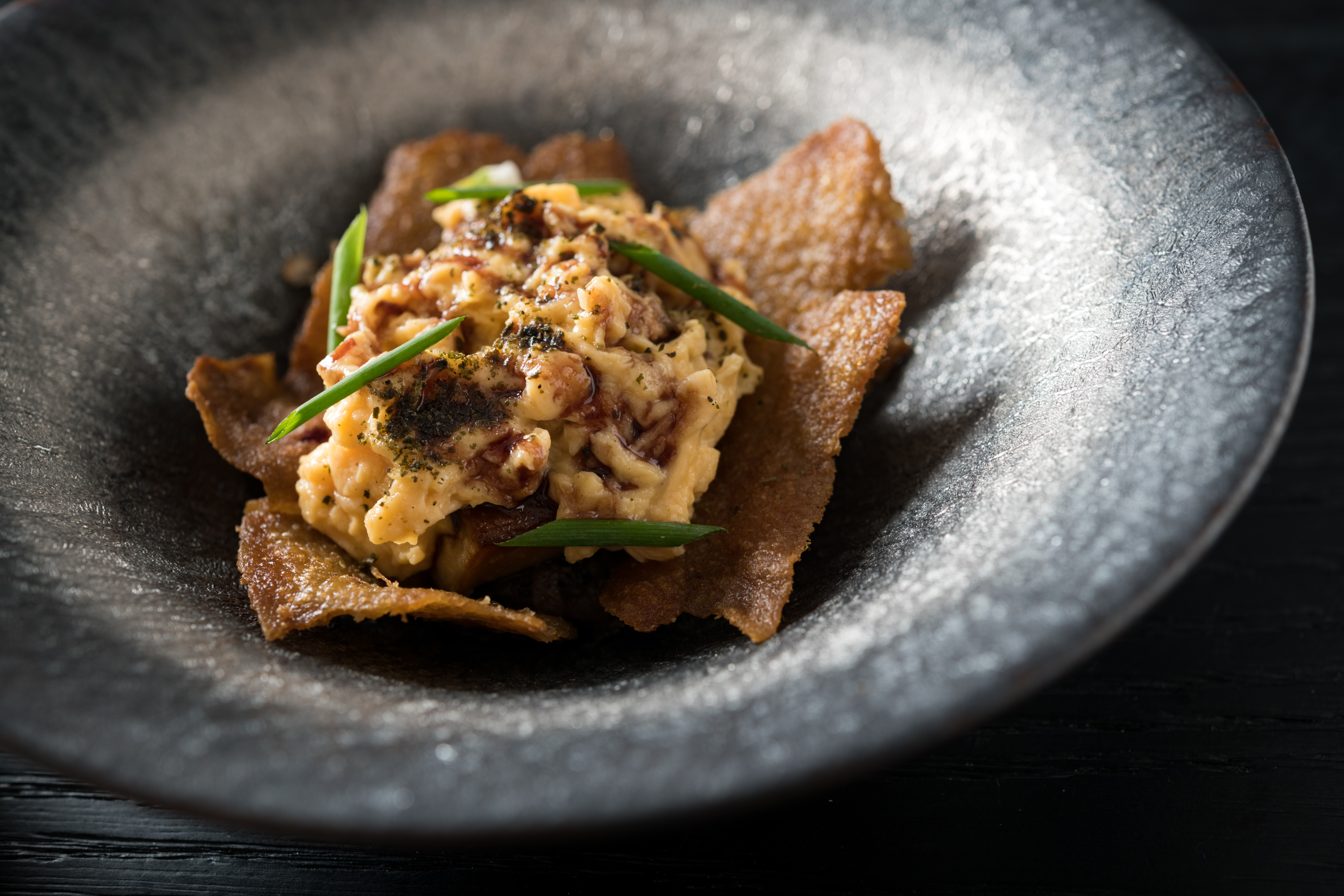 「鴨‧六小福」使用鴨的6個部位，利用鴨油油封鴨頸，取肉拌入鴨醬汁，酥炸鴨皮，香煎鴨肝，鴨蛋做成濕潤炒蛋（480元／份