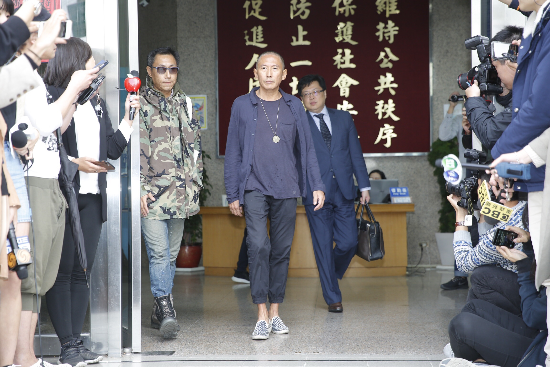 被害者向媒體提供對話截圖，顯示鈕承澤當時連她本名姓什麼都不知道，打臉鈕承澤說是「男女朋友」的說法。