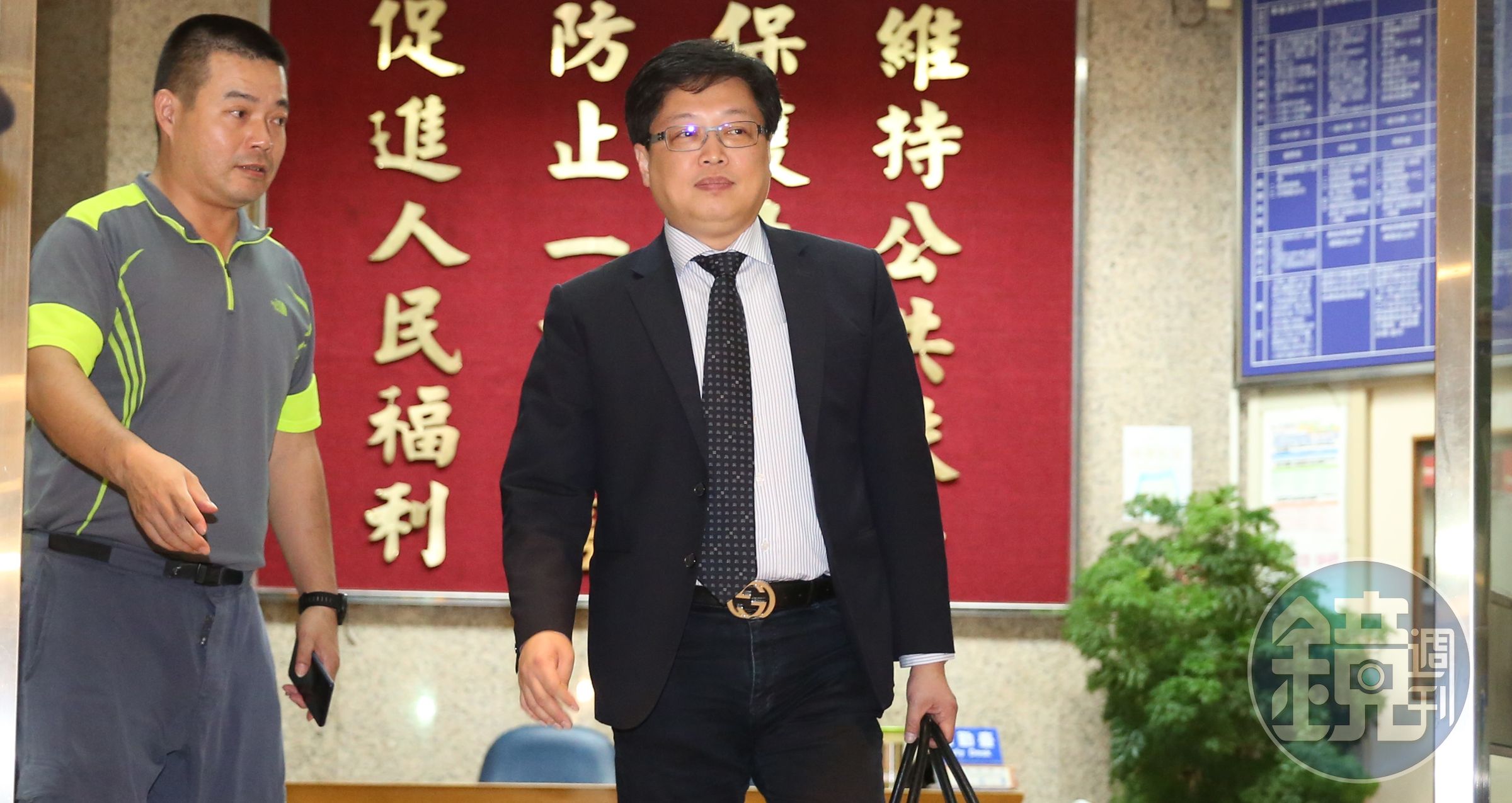 擔任鈕承澤律師的胡原龍（右一），2人過去是小學同學關係，事情發生第一時間，鈕承澤便打電話向胡原龍求助。