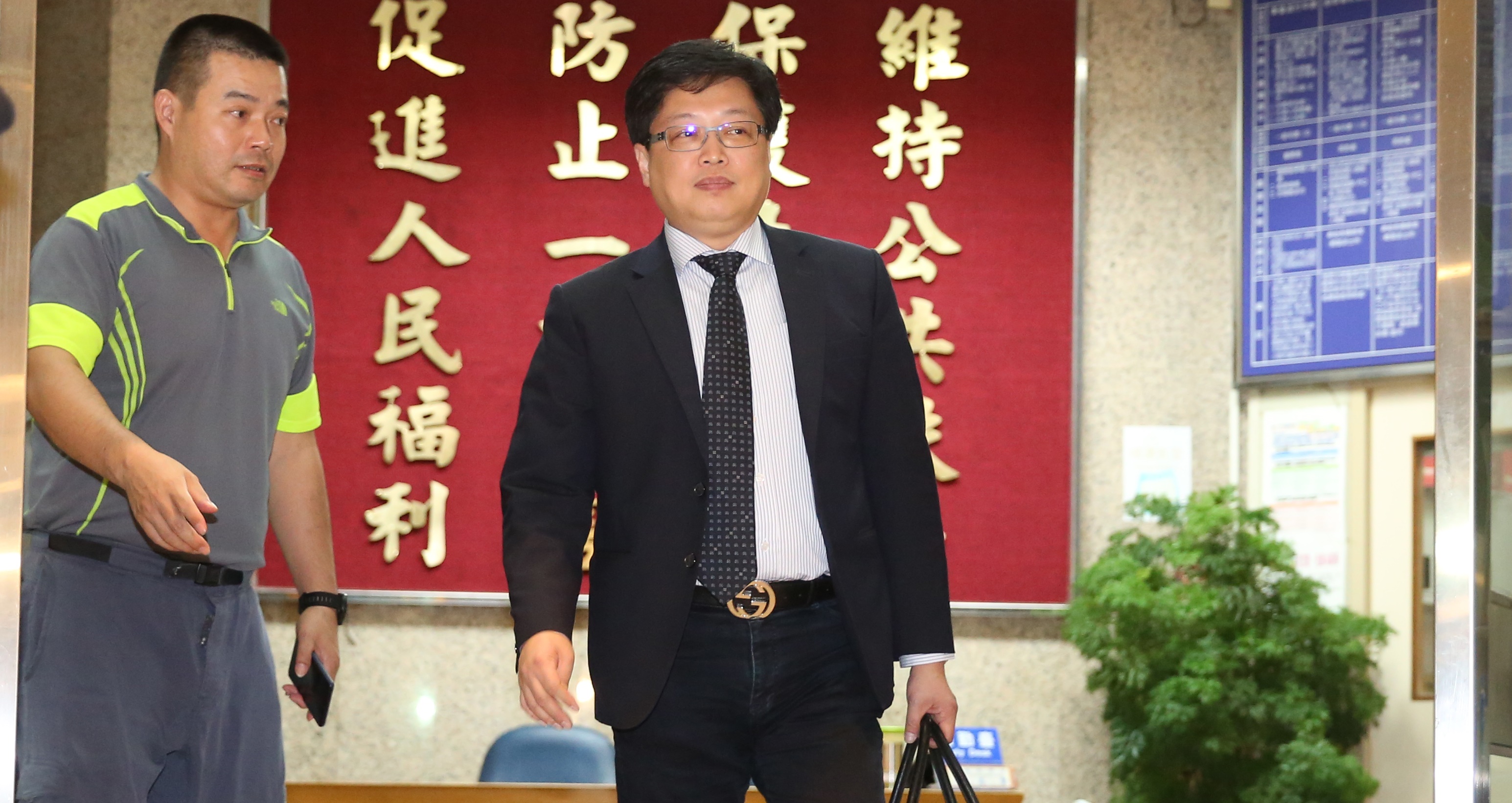 擔任鈕承澤律師的胡原龍（右一），2人過去是小學同學關係，事情發生第一時間，鈕承澤便打電話向胡原龍求助。