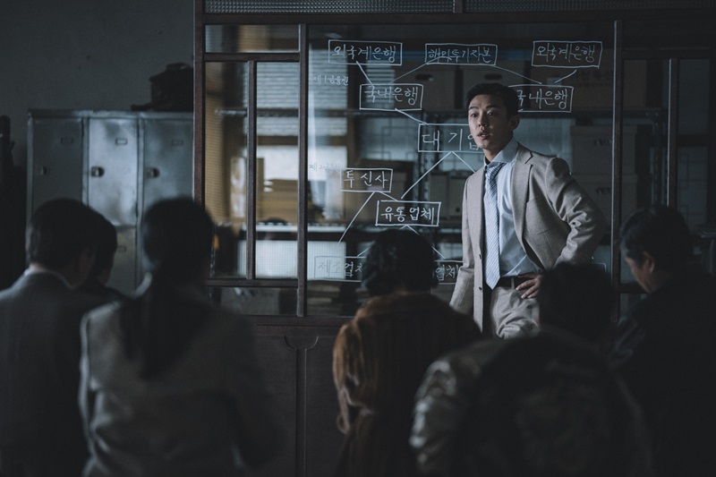 劉亞仁在片中飾演投機發國難財的金融顧問，難得男神願意演戲分不多，且人設並不正派的配角。（華映提供）