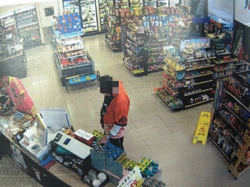 竊賊無能力買瑪莎拉蒂跑車,就到超市偷瑪莎拉蒂跑車模型,被警方查獲移送。(警方提供)