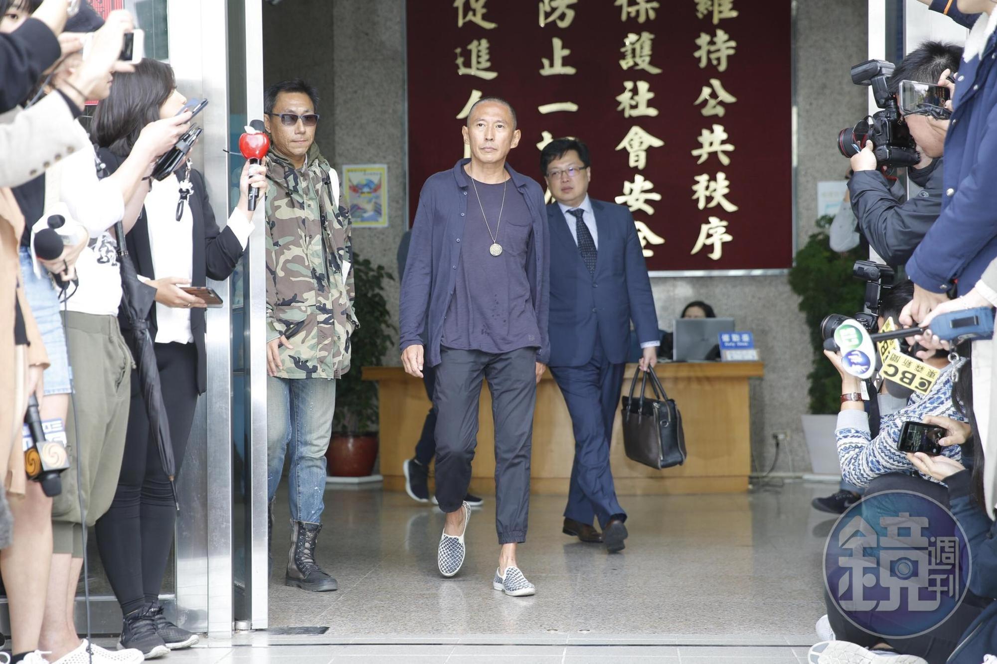 鈕承澤今(7日)早上赴大安分局偵訊,原本預計下午4點要前往北檢複訊,不過委任律師胡原龍稍早抵達北檢幫他請假。