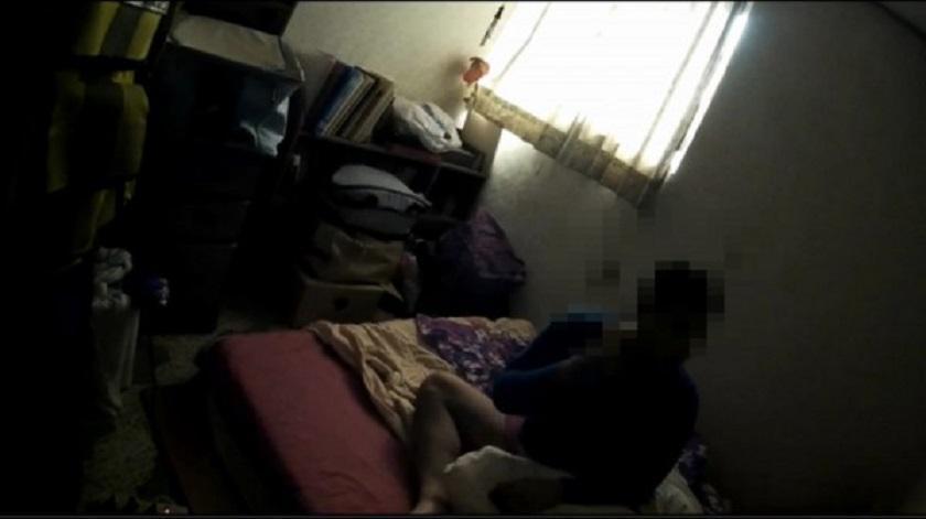 遭通緝的彭男窩在家中「啃老」,被逮時他還一臉睡眼惺忪,甚至傻傻詢問警方「可不可以明天再去報到?」(警方提供)
