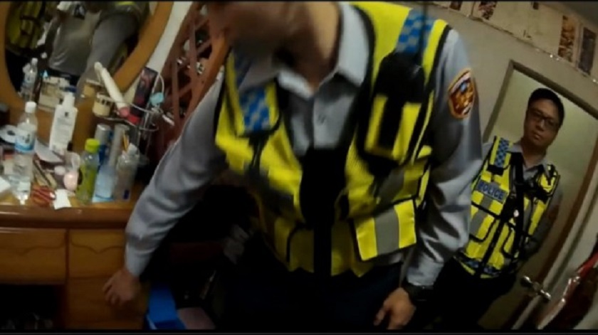 警方進入彭嫌屋中抓人，他還在呼呼大睡。（警方提供）
