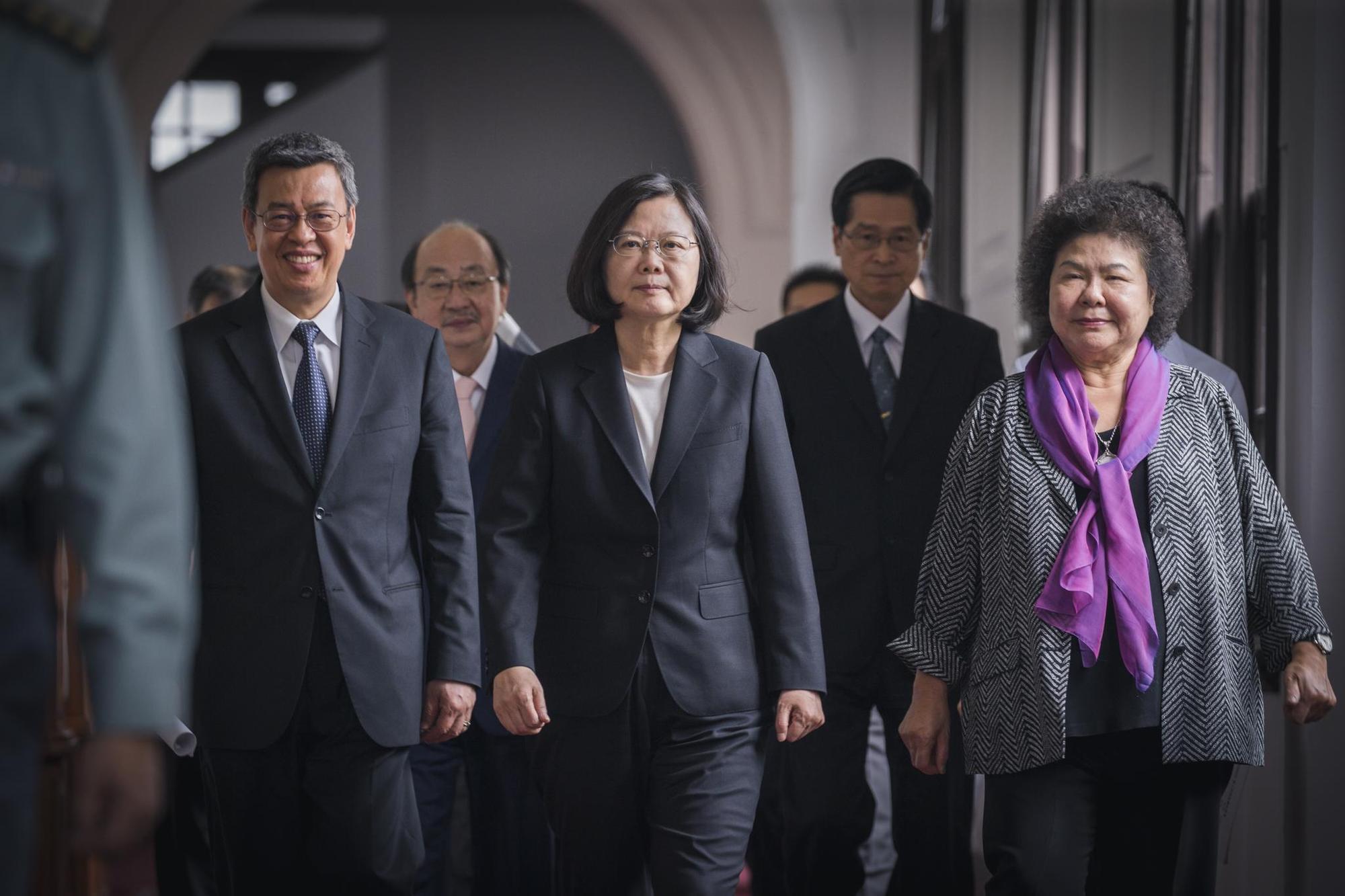 總統府祕書長陳菊（右）表示，如果總統讓她離開，她就會走。（總統府提供）
