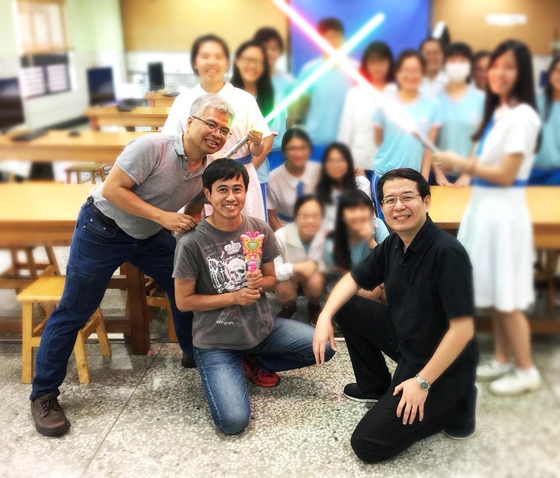 「 乾坤一擊」的部分股東為施奇廷（左起）、黃瀛洲和許經夌，他們也是動漫評論社團傻呼嚕同盟的主要成員。 （乾坤一擊公司提供）