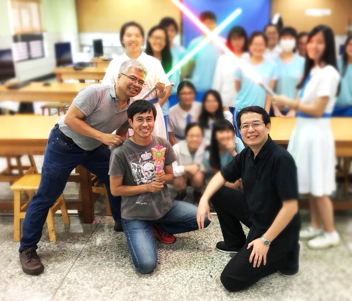 「 乾坤一擊」的部分股東為施奇廷(左起)、黃瀛洲和許經夌,他們也是動漫評論社團傻呼嚕同盟的主要成員。 (乾坤一擊公司提供)