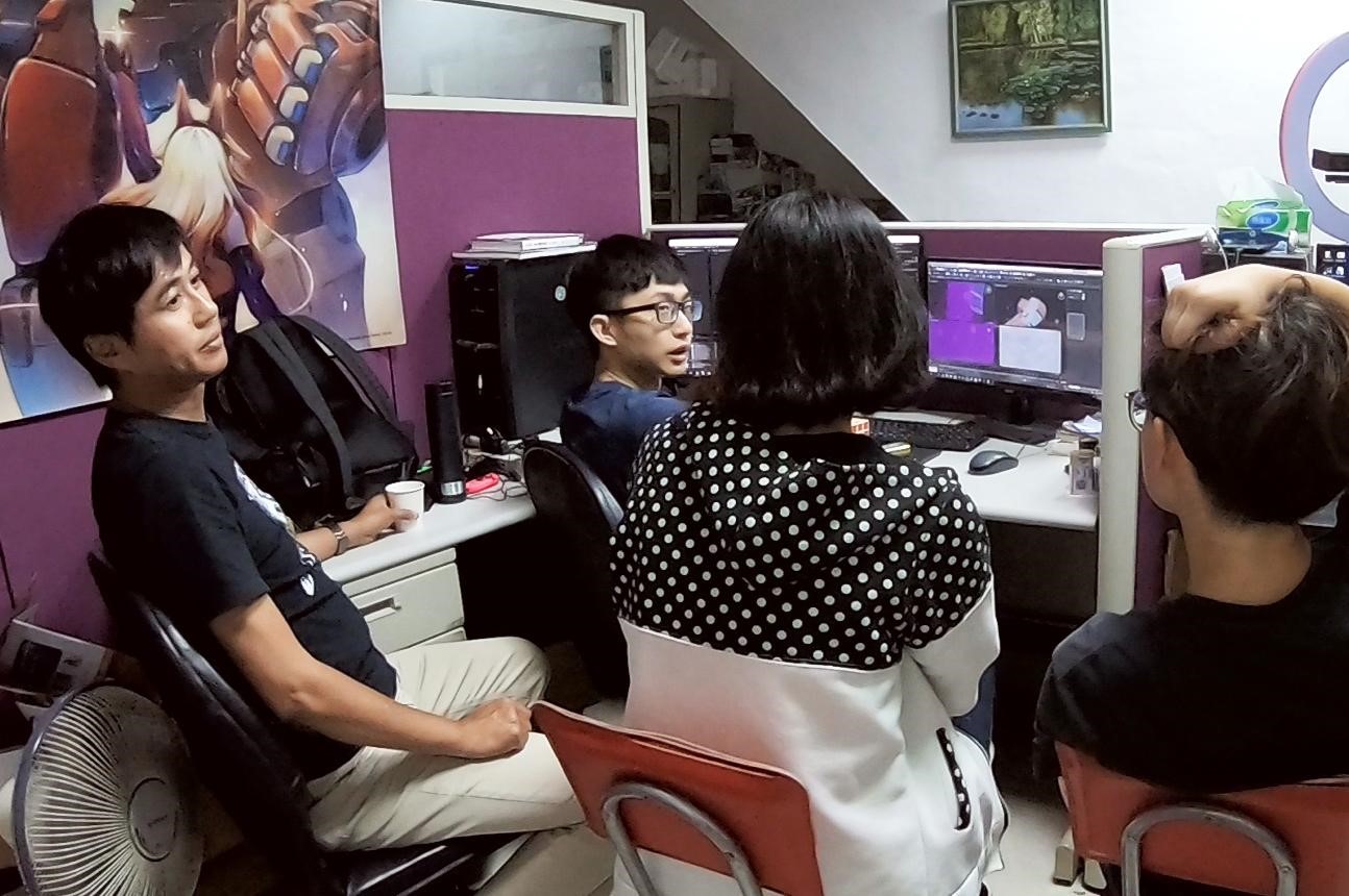 台灣動畫從製作、混音到配樂,每個階段都面臨人才短缺問題,《重甲機神Baryon》團隊也是邊做邊學。 (乾坤一擊公司提供)