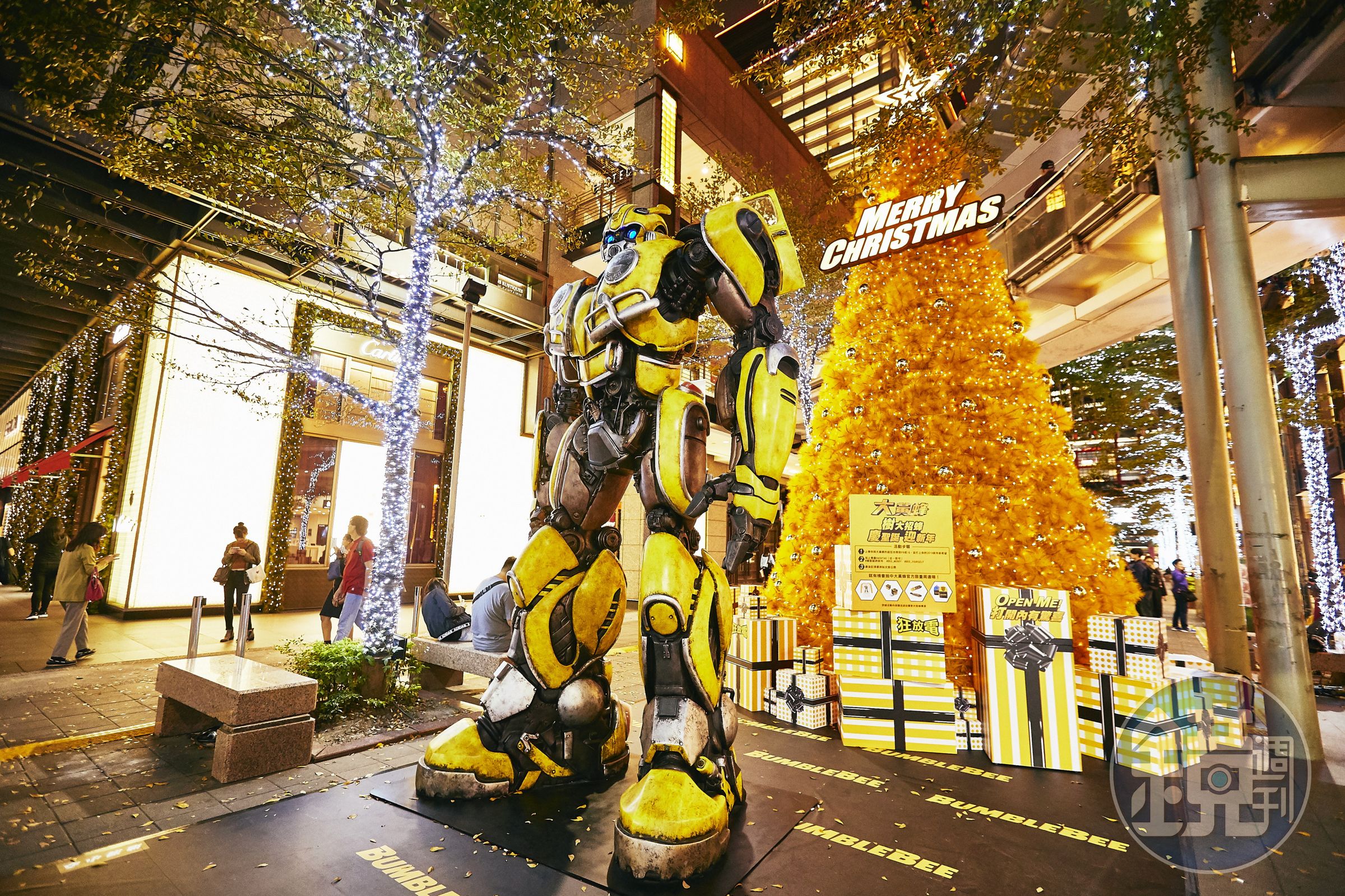 「大黃蜂：樹大招蜂」，除了有6公尺高黃色的聖誕樹，周圍還有大黃蜂跟地球人打招呼的神祕訊息。（UIP提供）