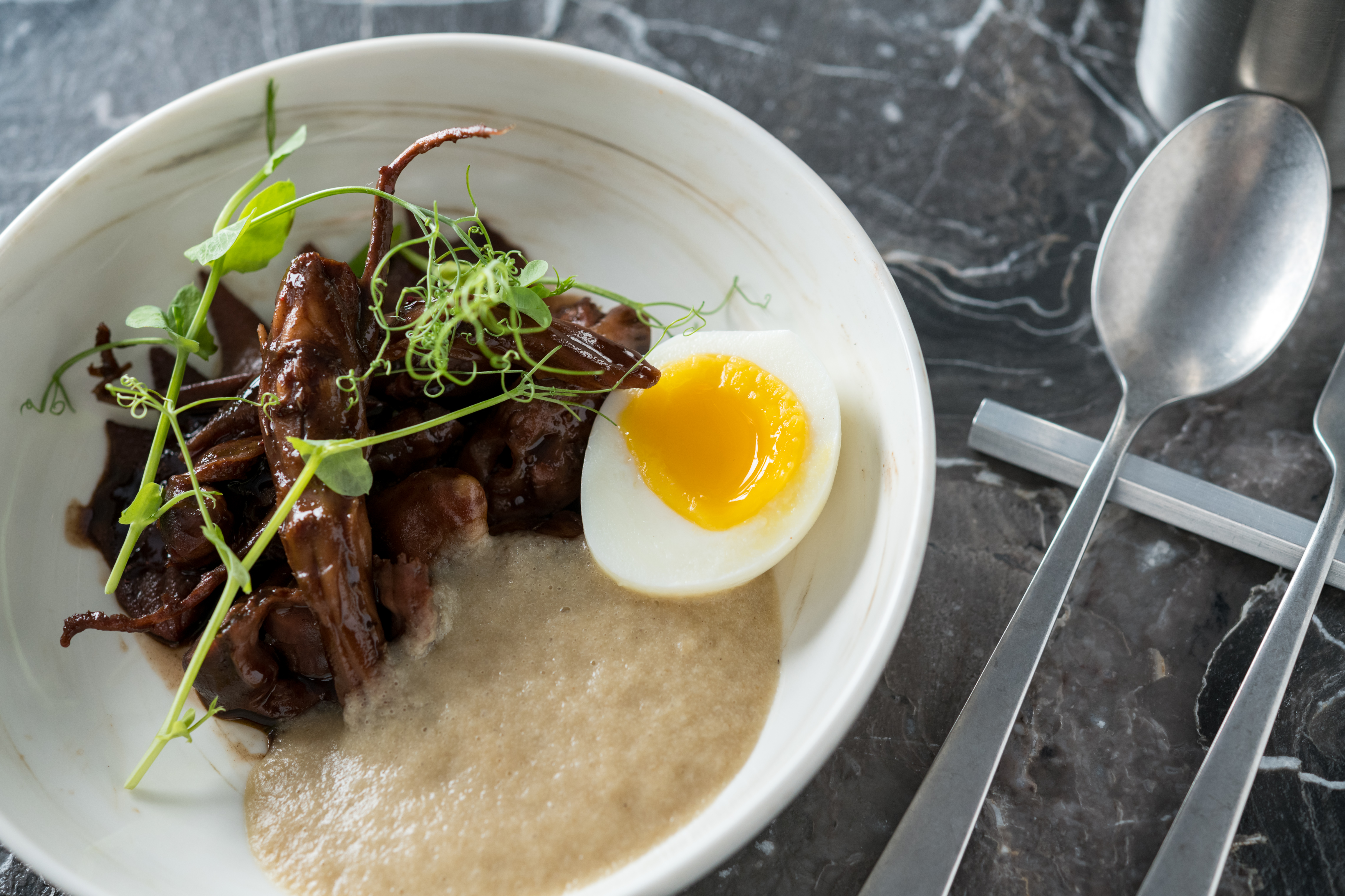 「慢燉內肉」最耗費工夫，將雞冠、雞心、肝連與鴨舌頭在黑蒜、雞汁與波特酒製作的濃汁中冷泡入味。（230元／份）