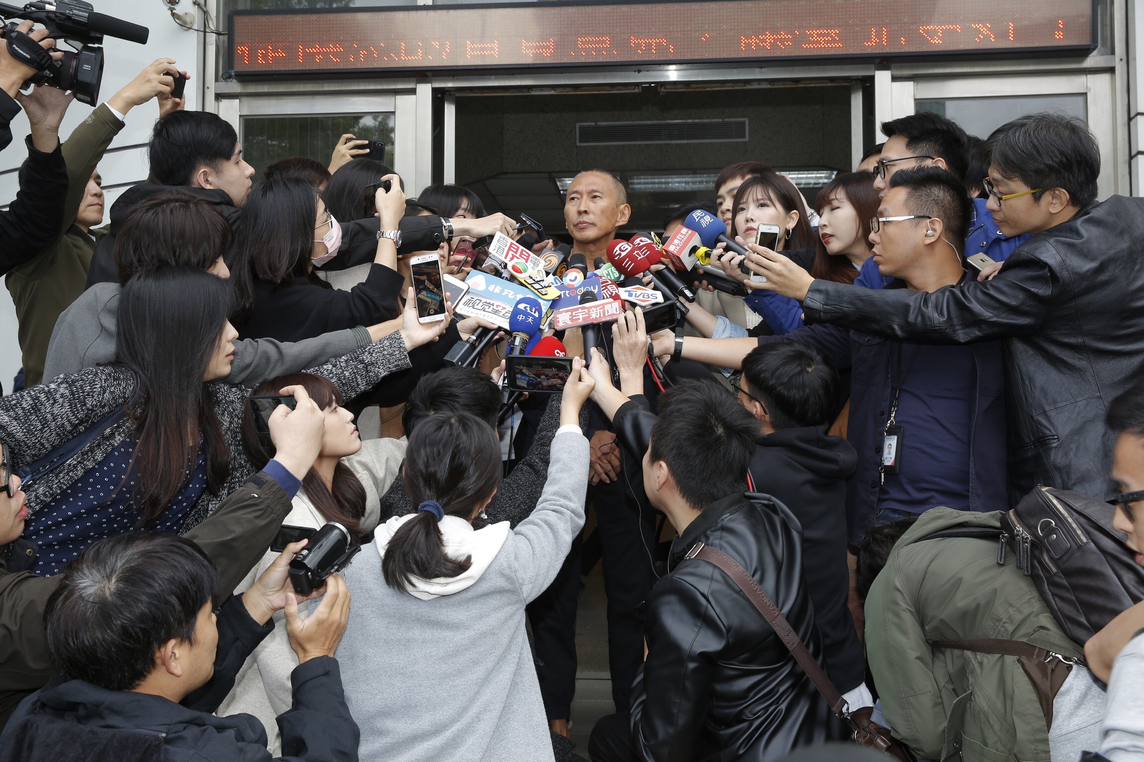 鈕承澤涉嫌性侵，稍早以身體不適向請假地檢署調查。