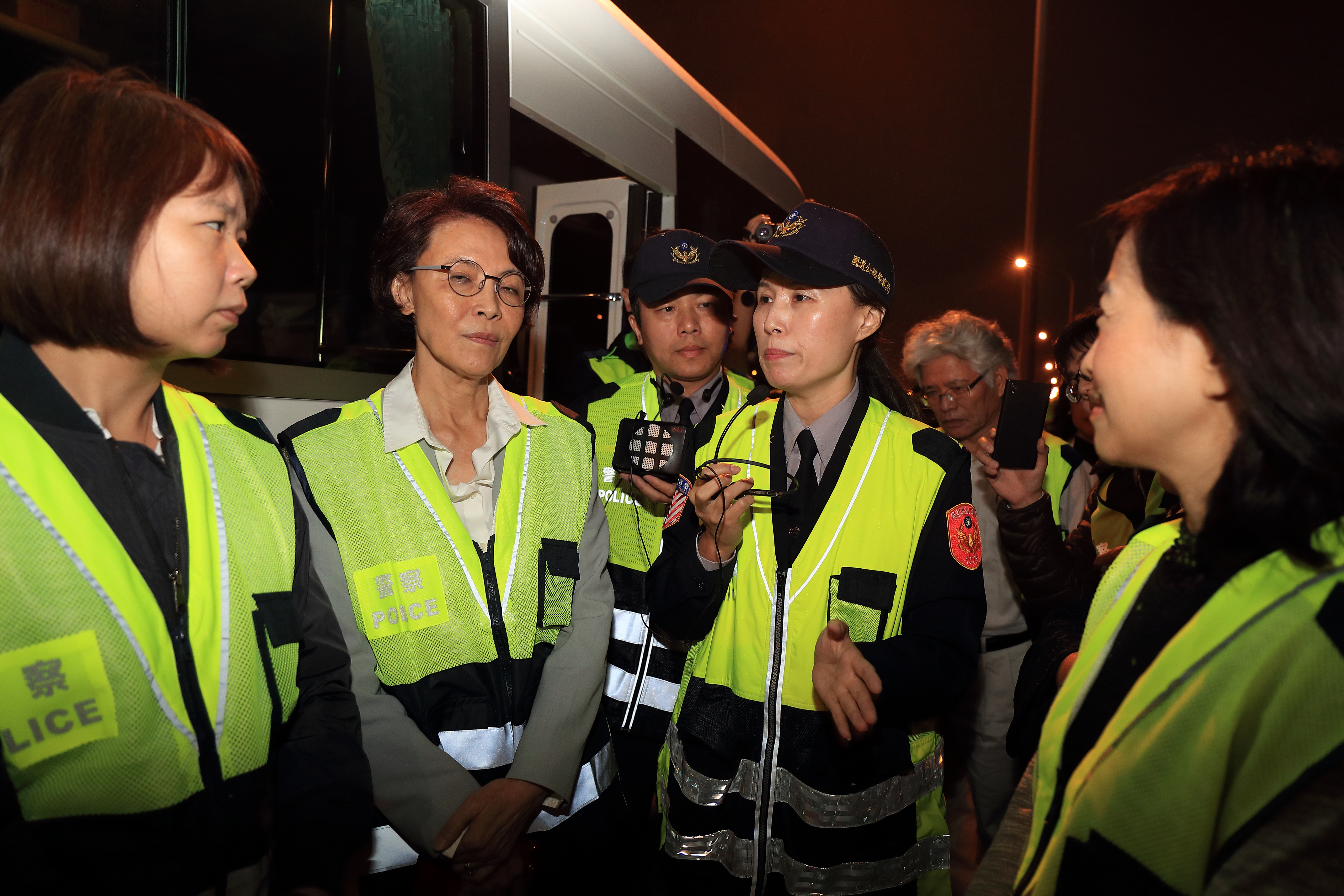 民意代表和官員昨日親上國道，體會國道警察辛苦後，終於推動危險津貼發放。（國道警察局提供）