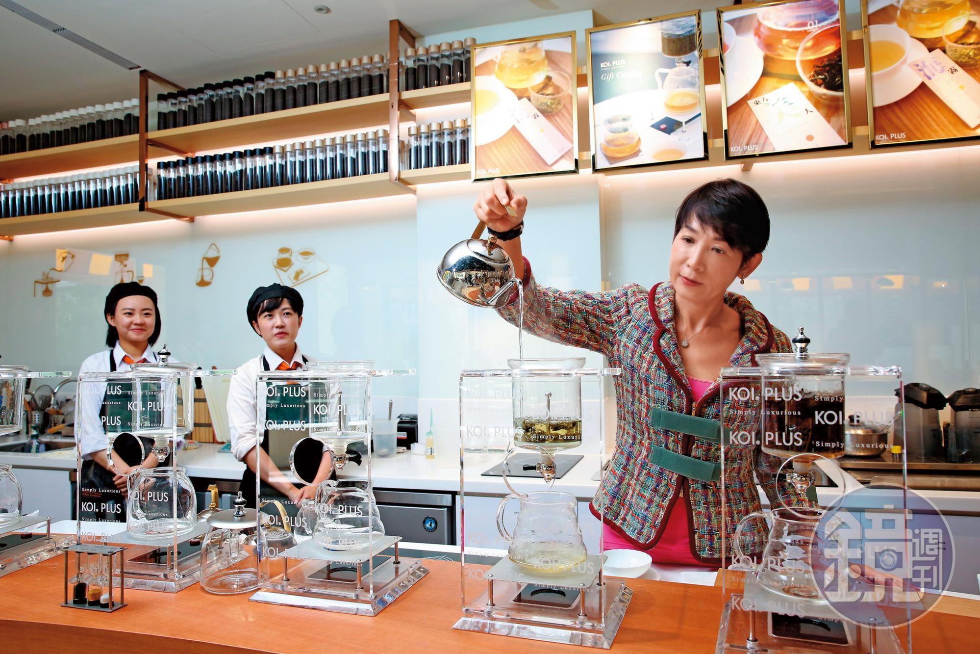 馬雅芬對茶飲情有獨鍾，除管理中區50嵐213間門市，另創KOI Thé手搖茶飲品牌，在海外擁327間直營門市，2大事業體年收65億元，穩坐手搖飲女王寶坐。