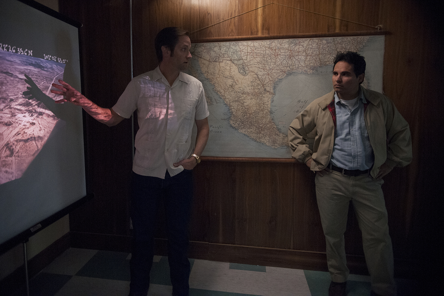 麥可潘納卸下搞笑面貌，在《毒梟：墨西哥》飾演美國緝毒組探員奇奇卡瑪瑞納。（Netflix提供）