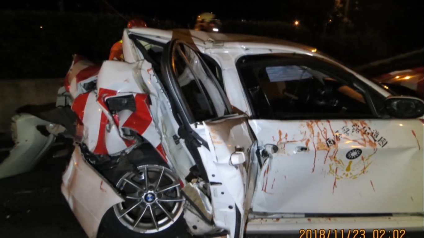 王黃冠鈞為保護民眾而殉職，紅斑馬車上的血手印顯得怵目驚心。（國道警察局提供）