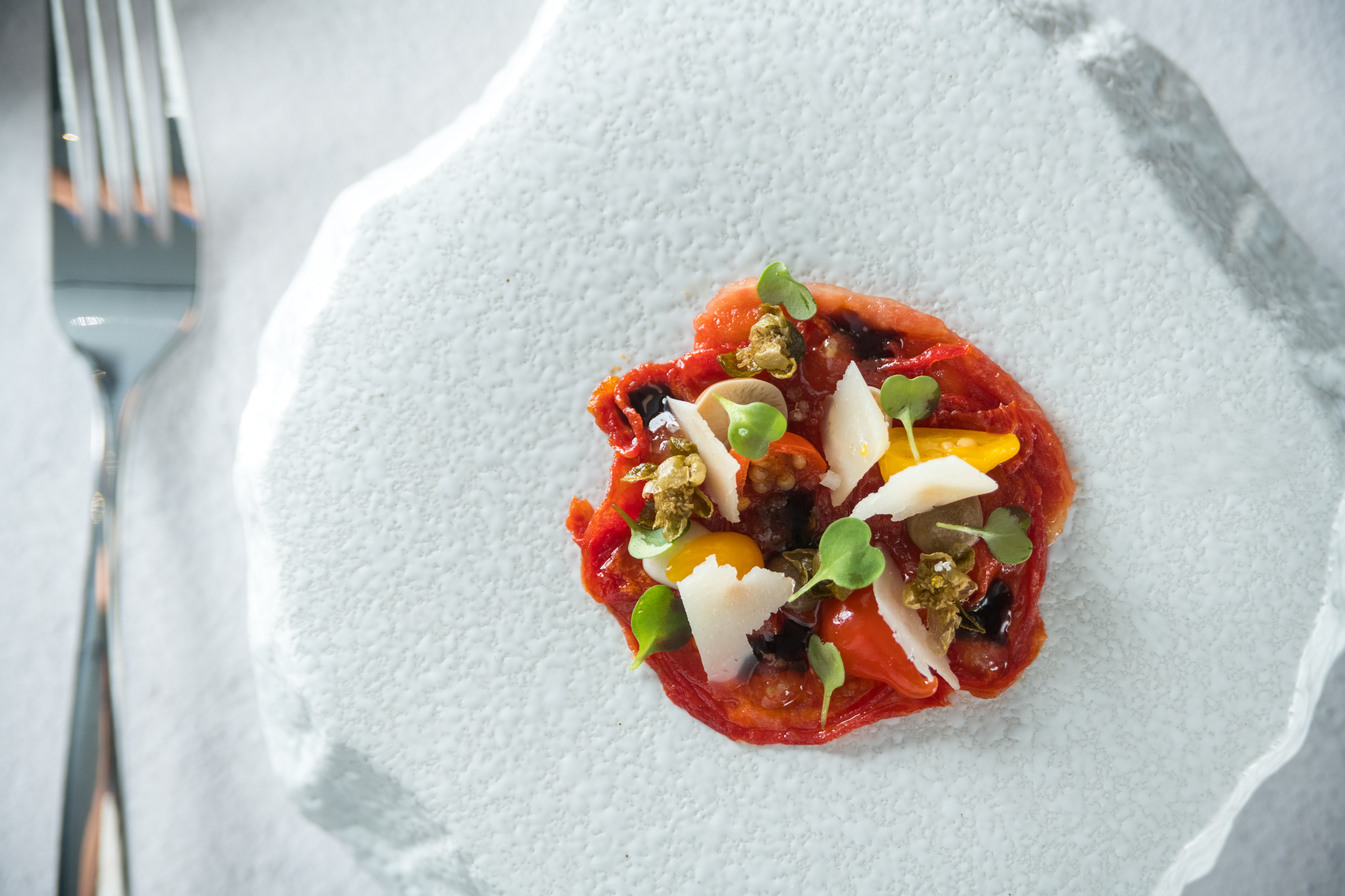 以生牛肉Carpaccio為概念，將小玉西瓜低溫烘烤36小時，捲上帕馬森起司及醃漬物。（2,080元／人套餐內容）