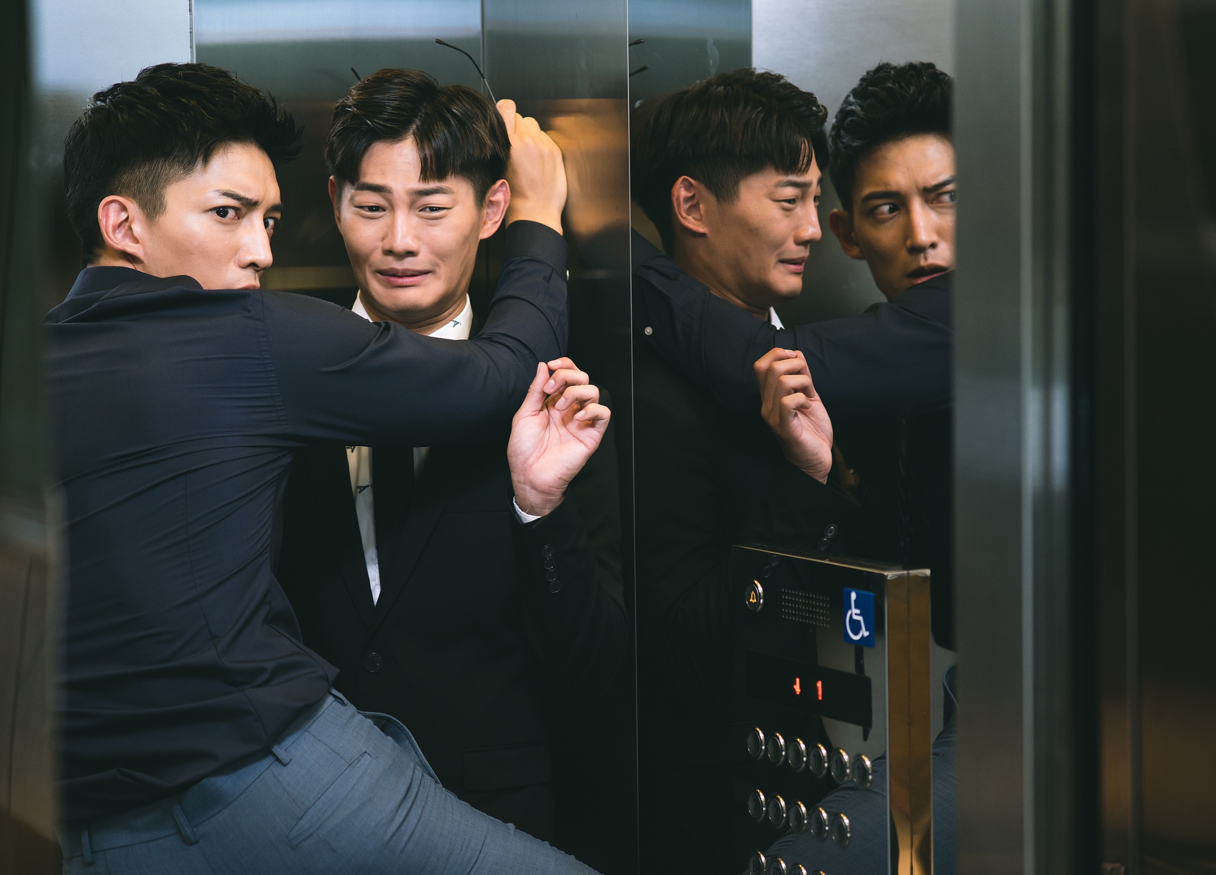 王家梁在電梯壁咚男祕書，模樣曖昧。（東森創作提供）