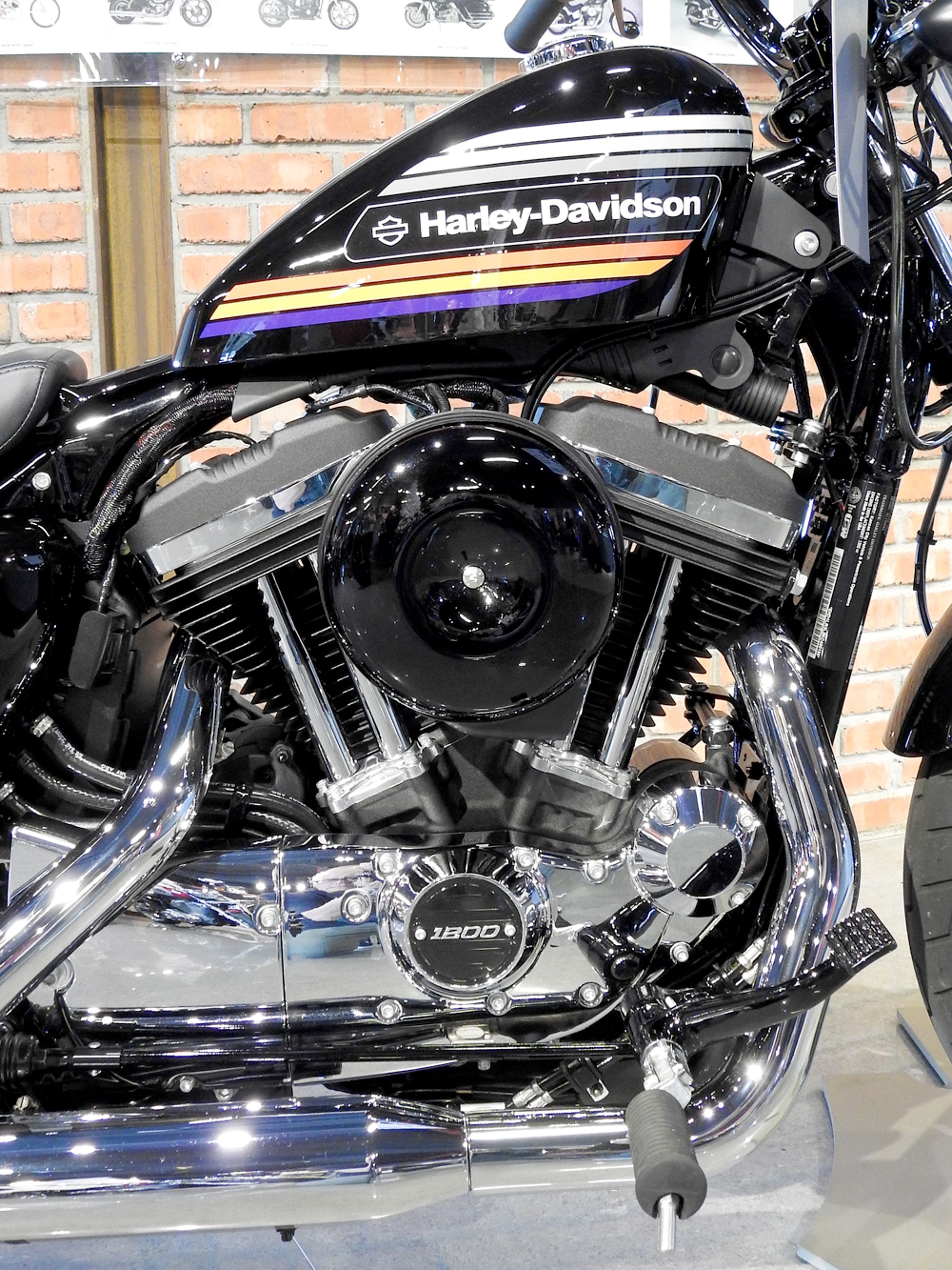FORTY-EIGHT SPECIAL®同樣較FORTY-EIGHT更具復古元素。