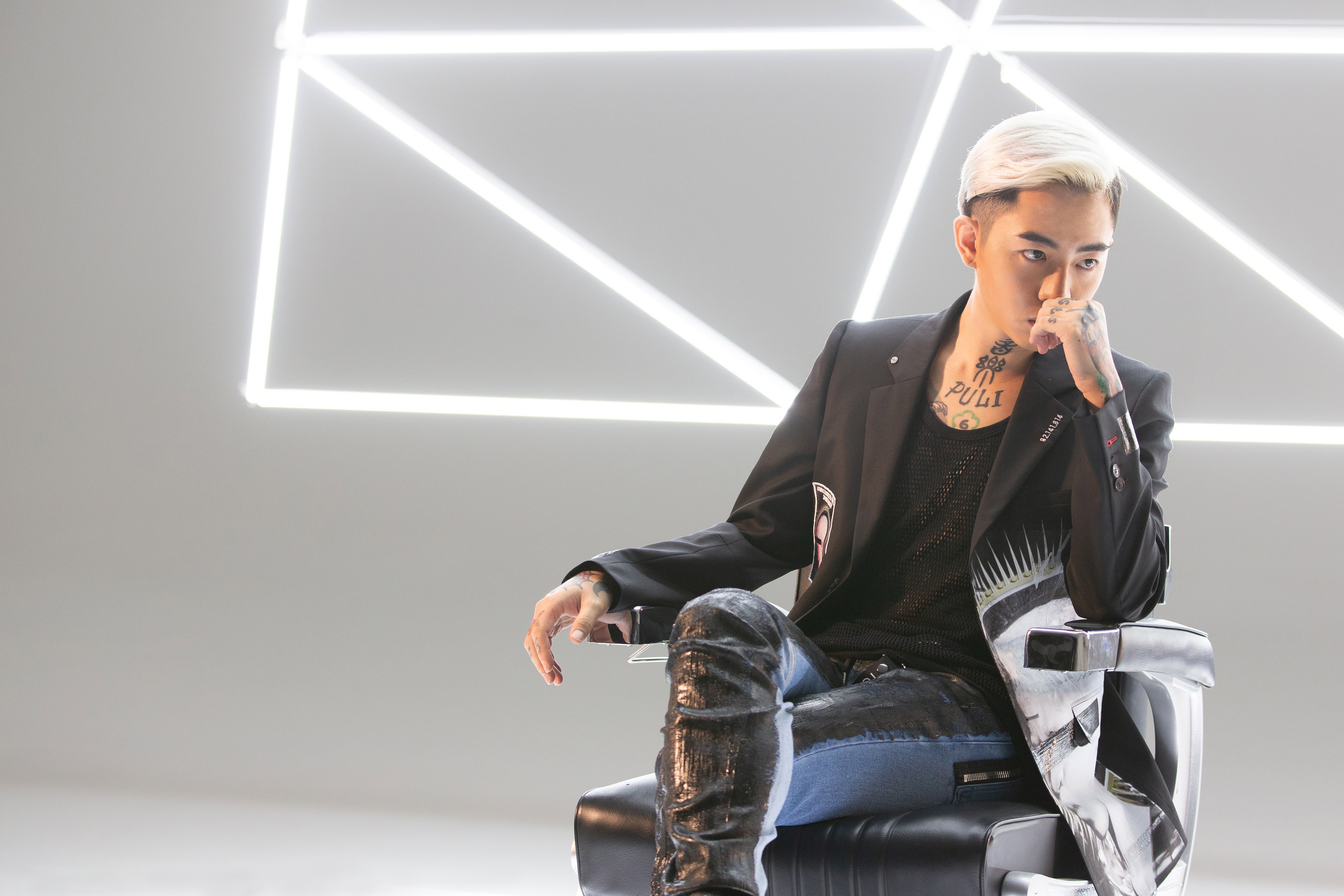 謝和弦空降週榜冠軍，有2首作品推進本週榜單成績不俗。（華納提供）