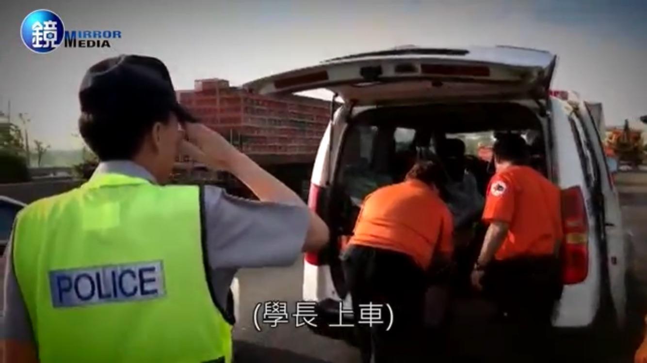 目睹同仁在眼前離世,國道警察邊執勤邊敬禮,心碎送同仁最後ㄧ程。(國道警察局提供)