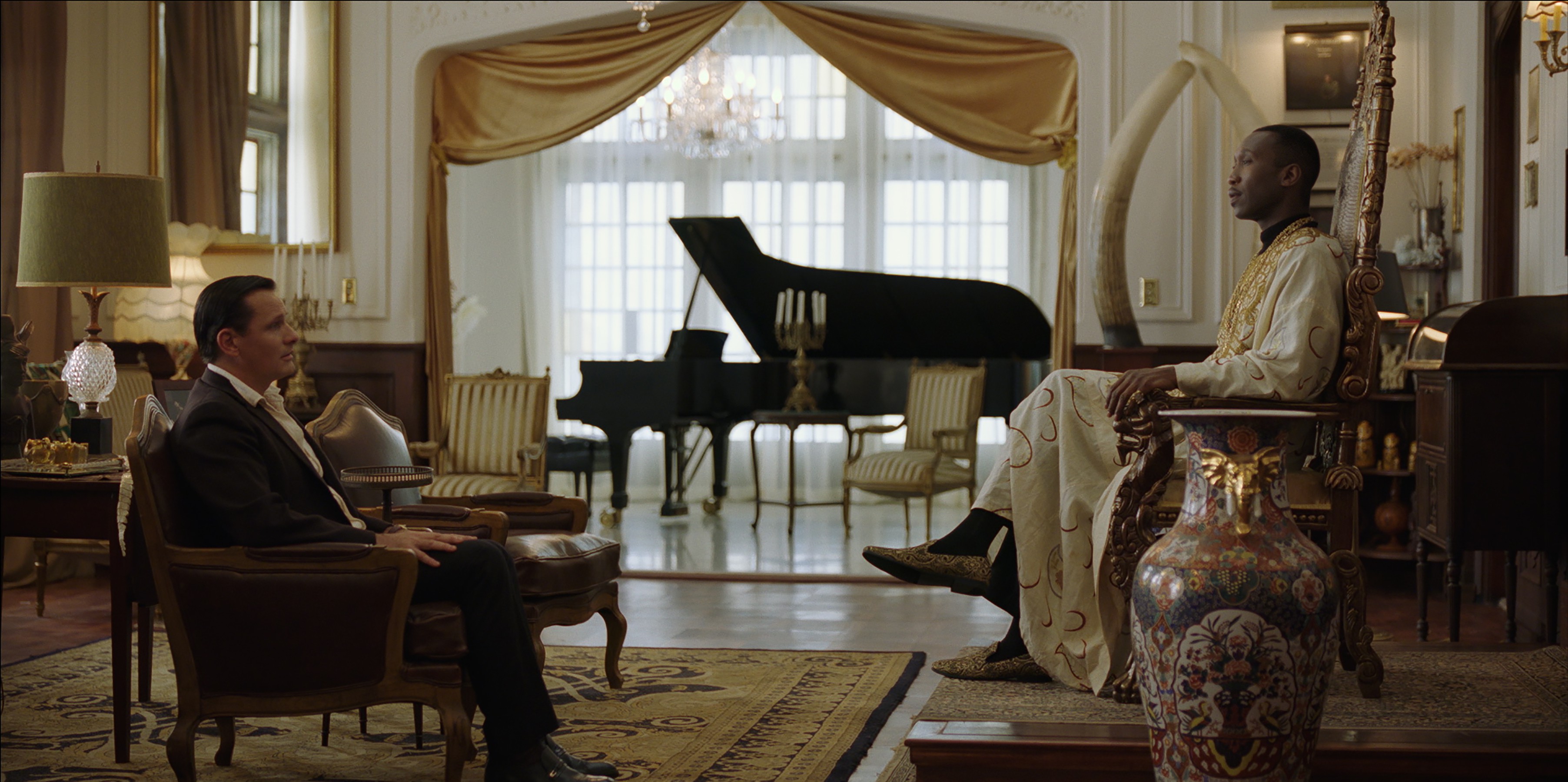 維果莫坦森及馬赫夏拉阿里雙雙入圍金球獎男主、男配角獎項，2人鬥戲頗有張力。（CatchPlay提供）