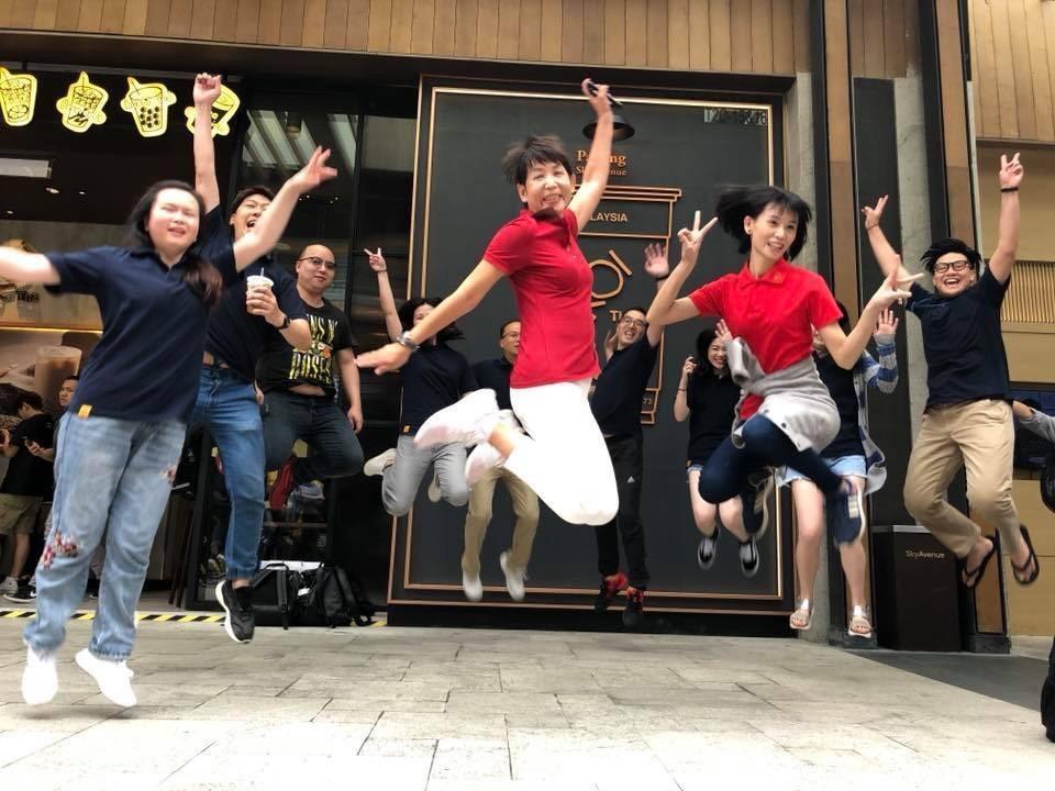 馬雅芬對員工多採信任、授權模式,圖為KOI Thé在馬來西亞展店時,她和團隊合拍的活潑照片。(KOI集團提供)