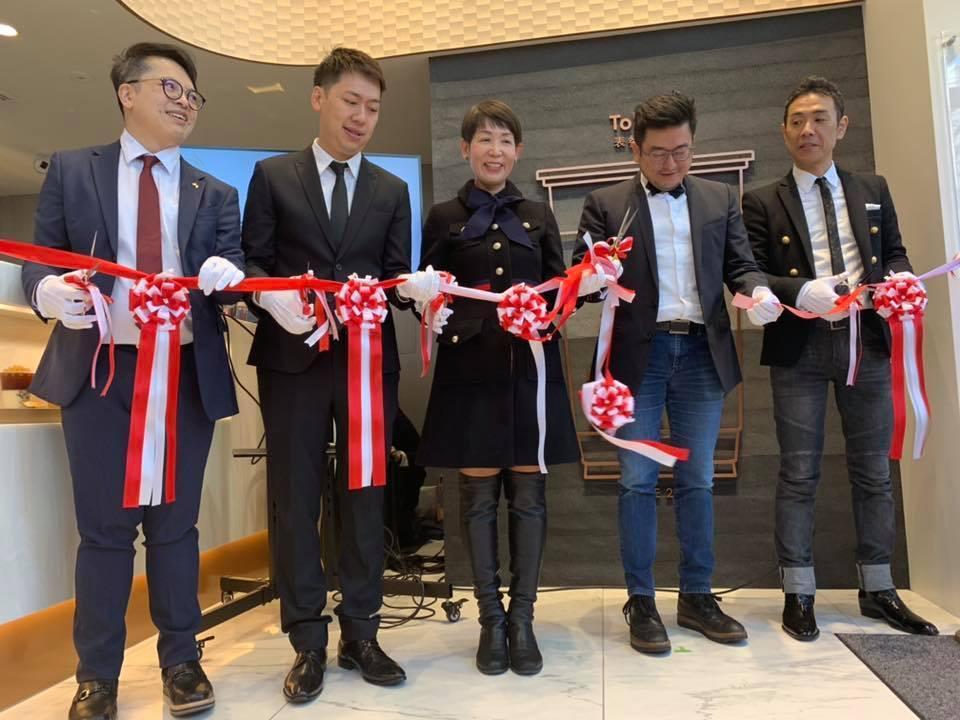 KOI Thé上月中插旗日本東京,表參道店開幕時,馬雅芬出席剪綵儀式。(KOI集團提供)
