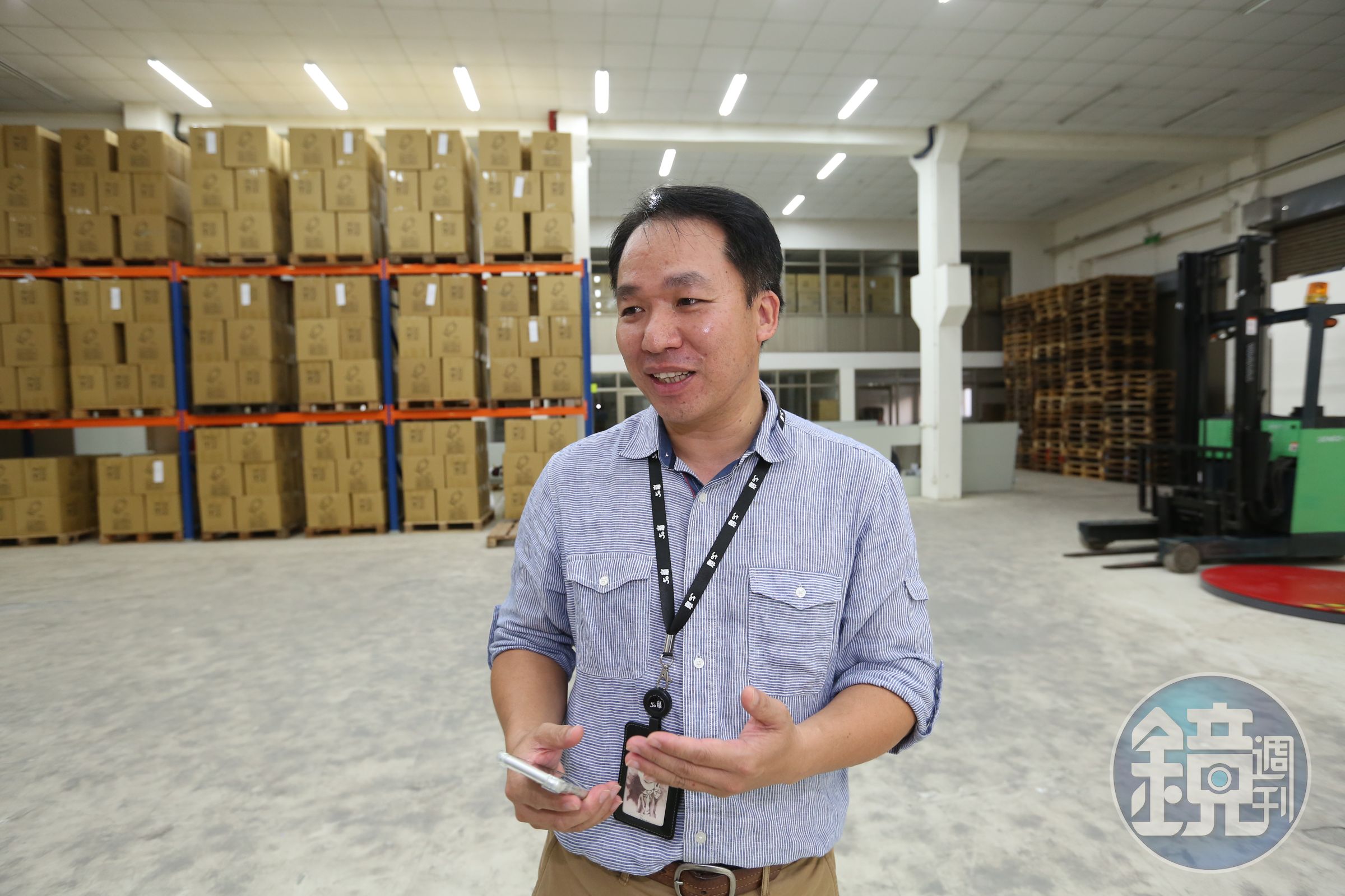 KOI Thé行政管理處副總經理吳順元過去曾在永豐餘服務，與馬雅芬是EMBA同學，被挖角負責管理物流廠運作。