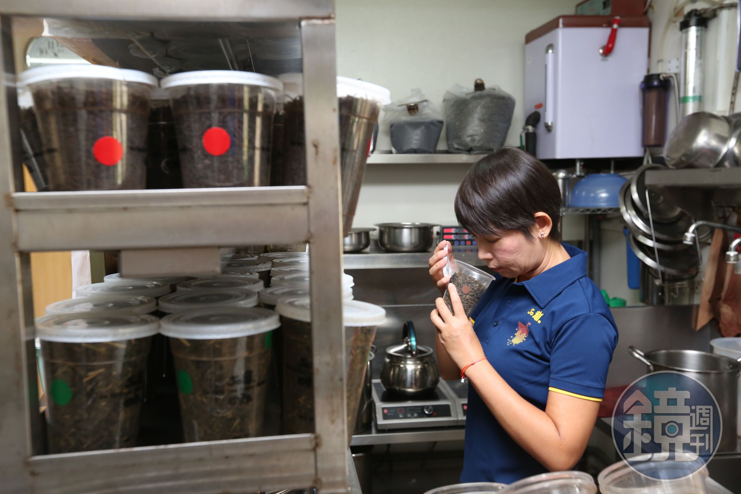 馬雅芬對茶湯品質相當要求，茶葉比例都經過精準磅重量測。