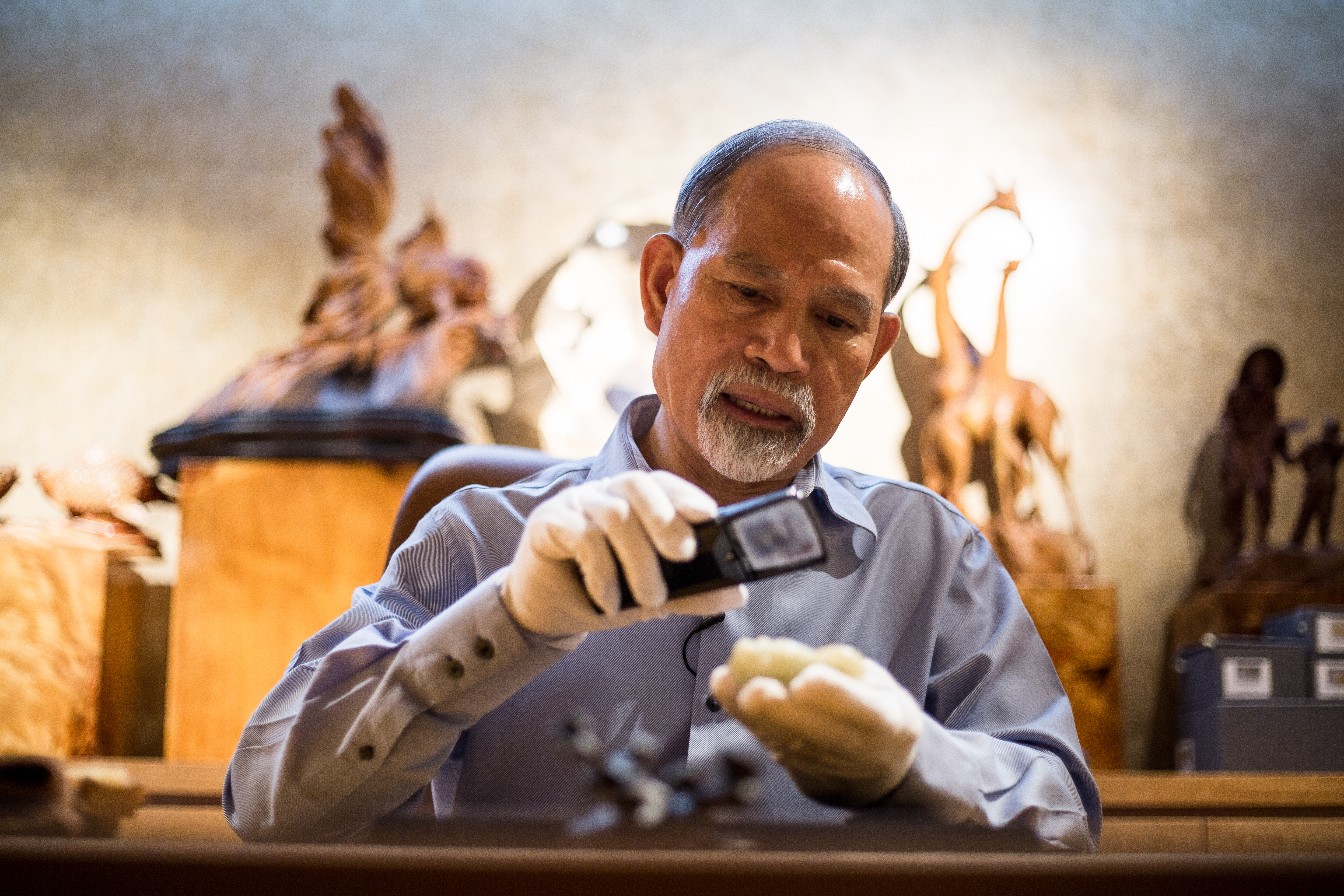 顏元博白手起家打造水產王國，現在醉心古代玉魚收藏。