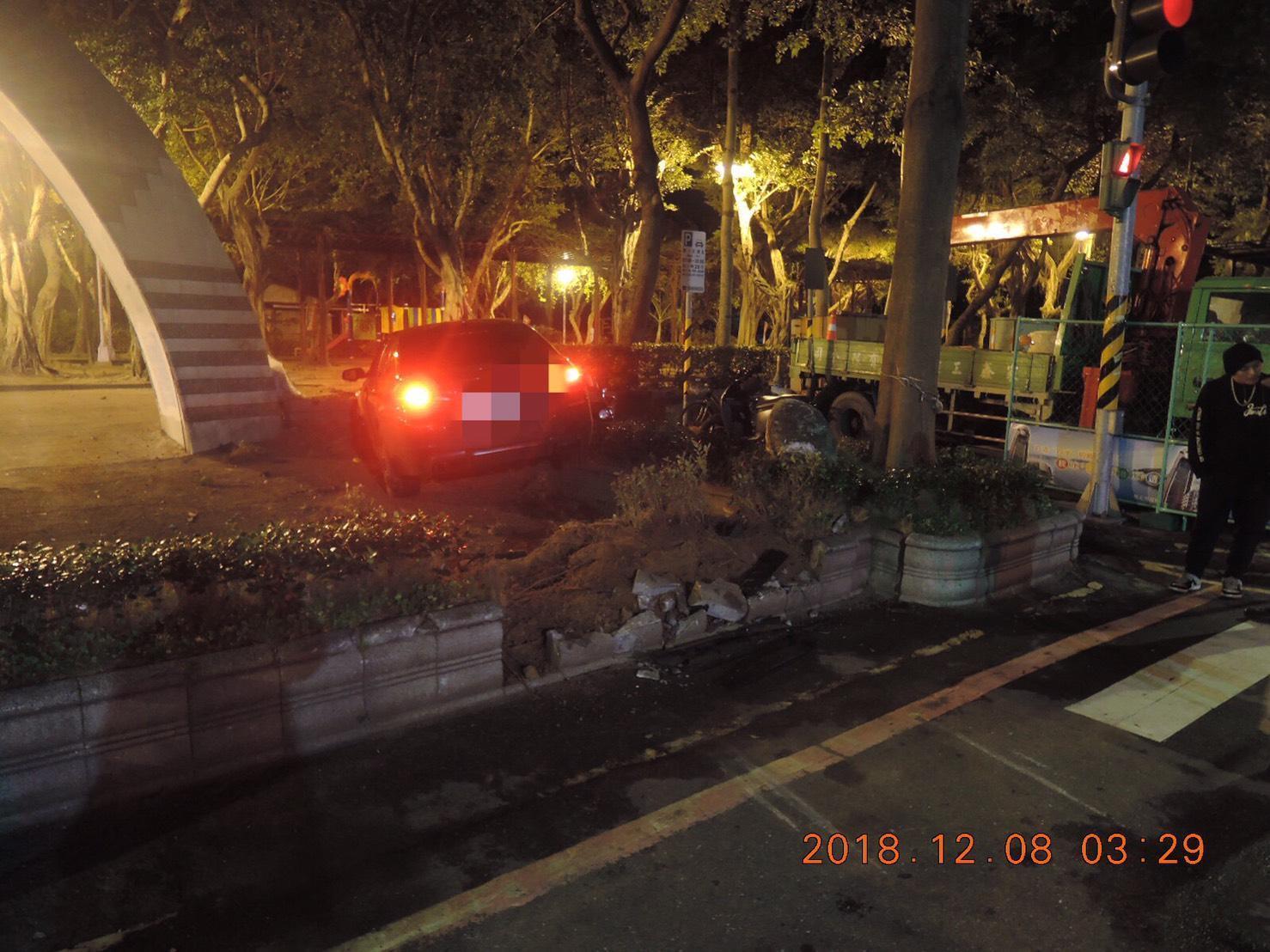 吳男不勝酒力，酒後將車開進公園。（警方提供）