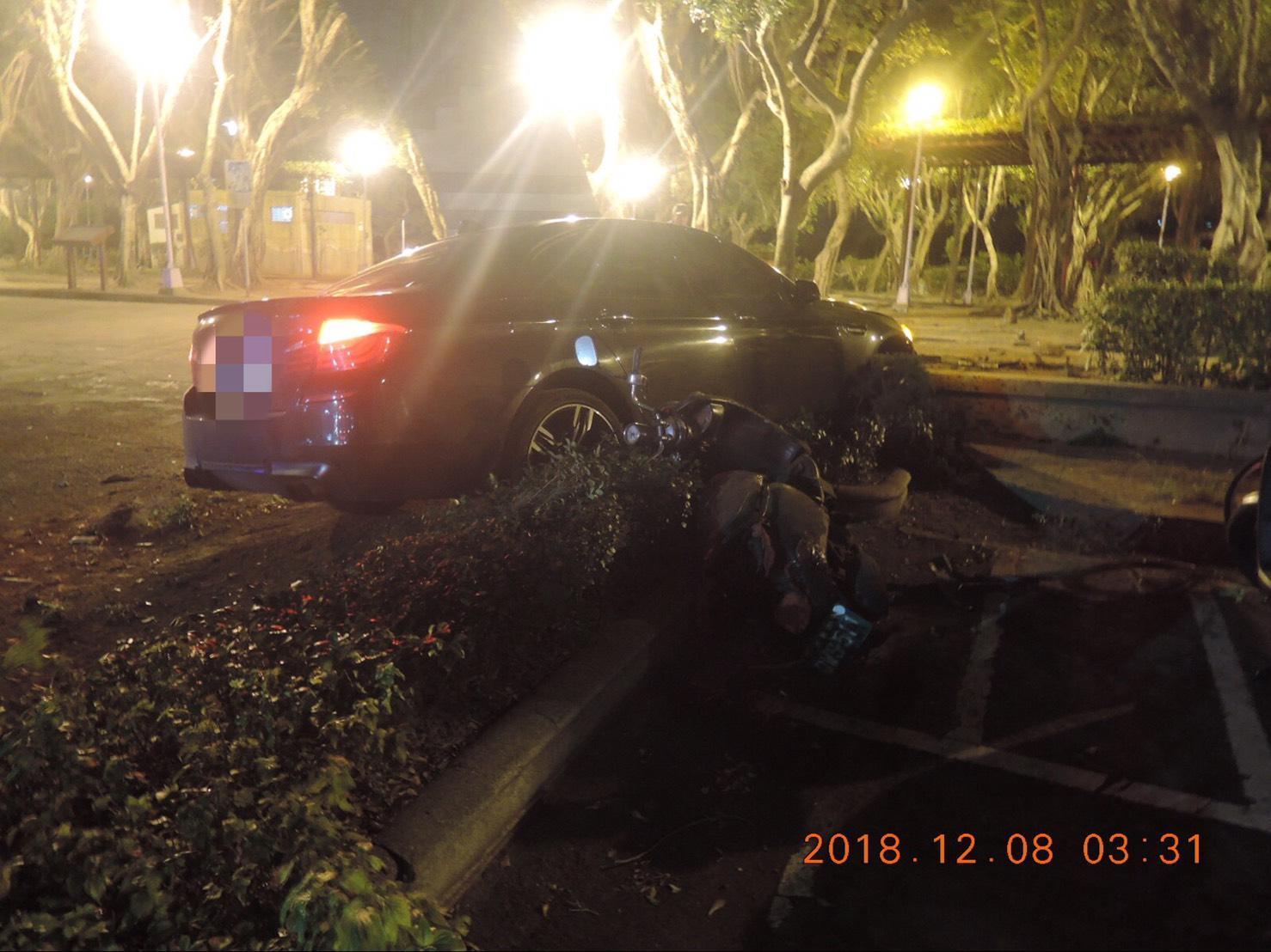 吳男駕駛寶馬，卻因酒駕將車開進公園。（警方提供）