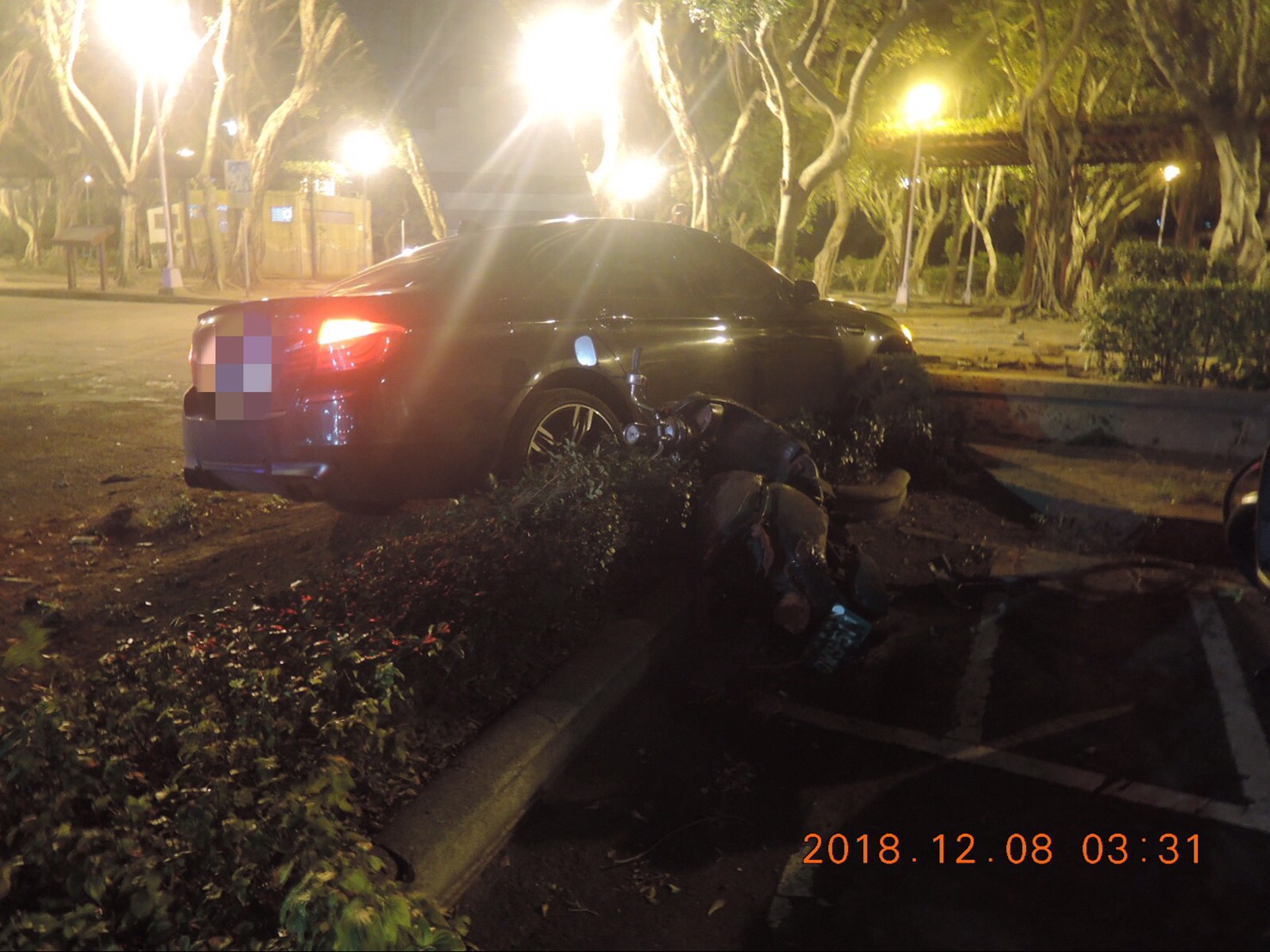 吳男駕駛寶馬，卻因酒駕將車開進公園。（警方提供）