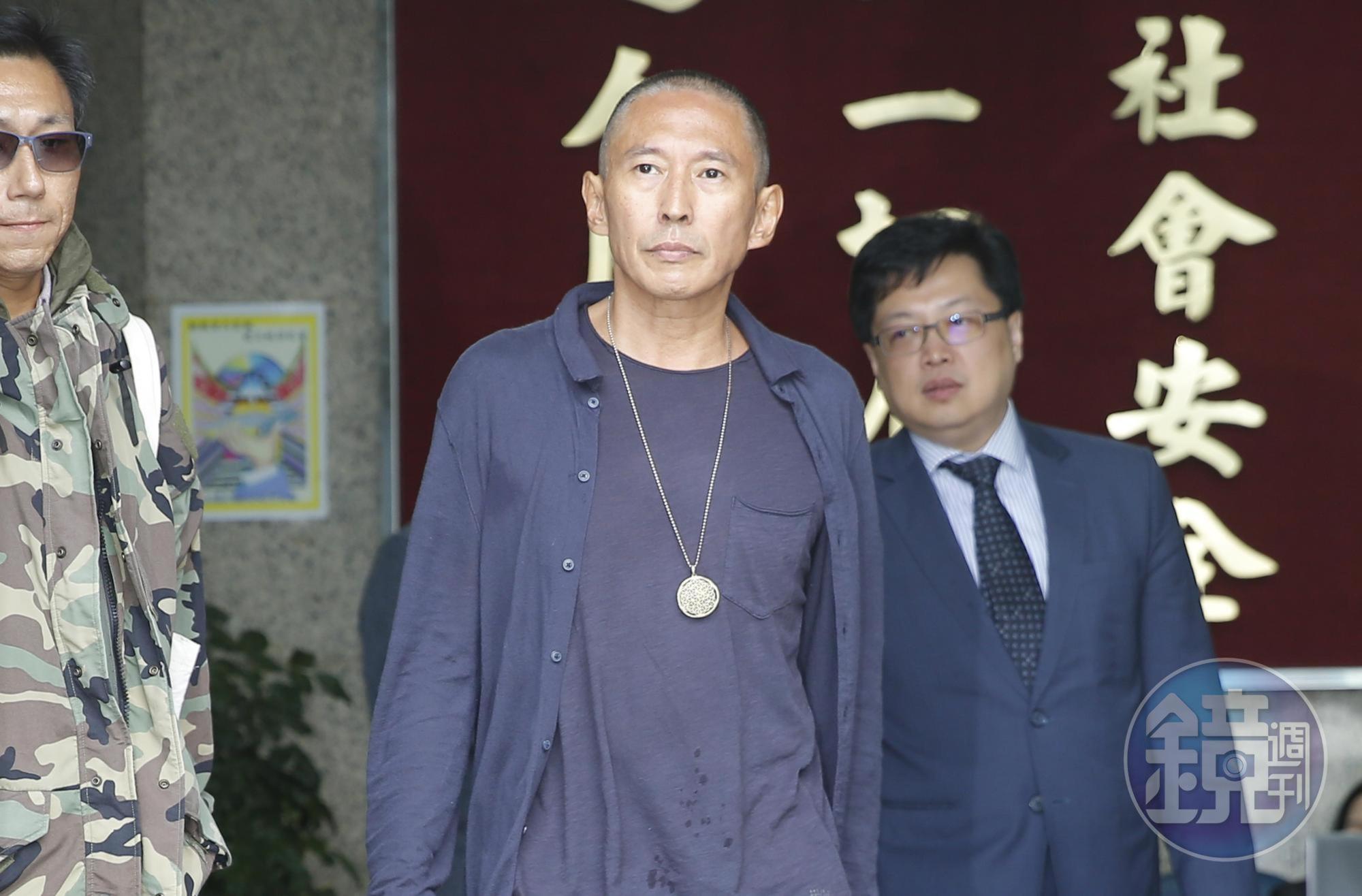 鈕承澤遭控性侵後，爭議事件不斷曝光，一名曾協助他拍攝電影《軍中樂園》的軍官發文，指稱他欺騙軍方。