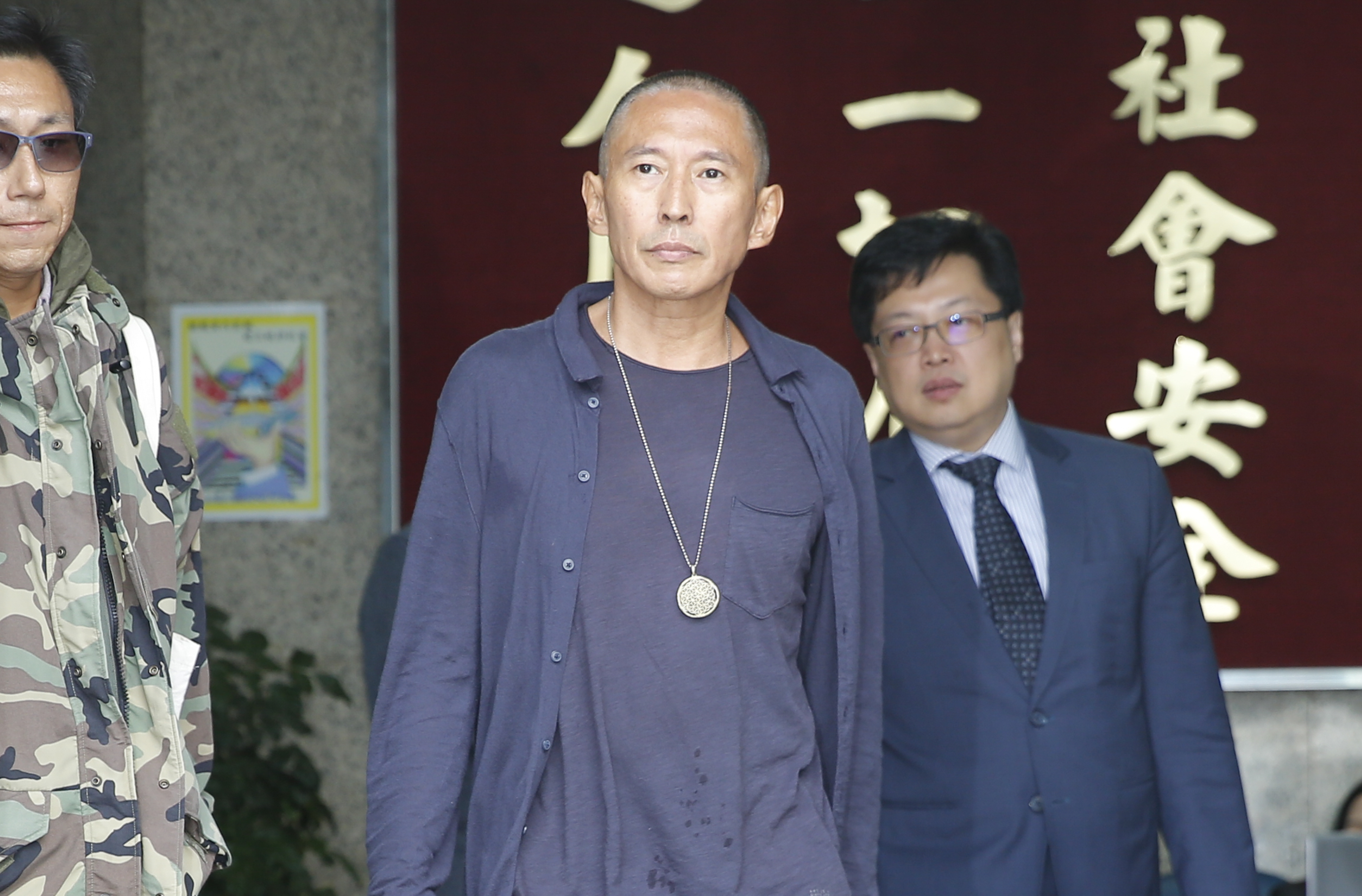 鈕承澤遭控性侵後，爭議事件不斷曝光，一名曾協助他拍攝電影《軍中樂園》的軍官發文，指稱他欺騙軍方。