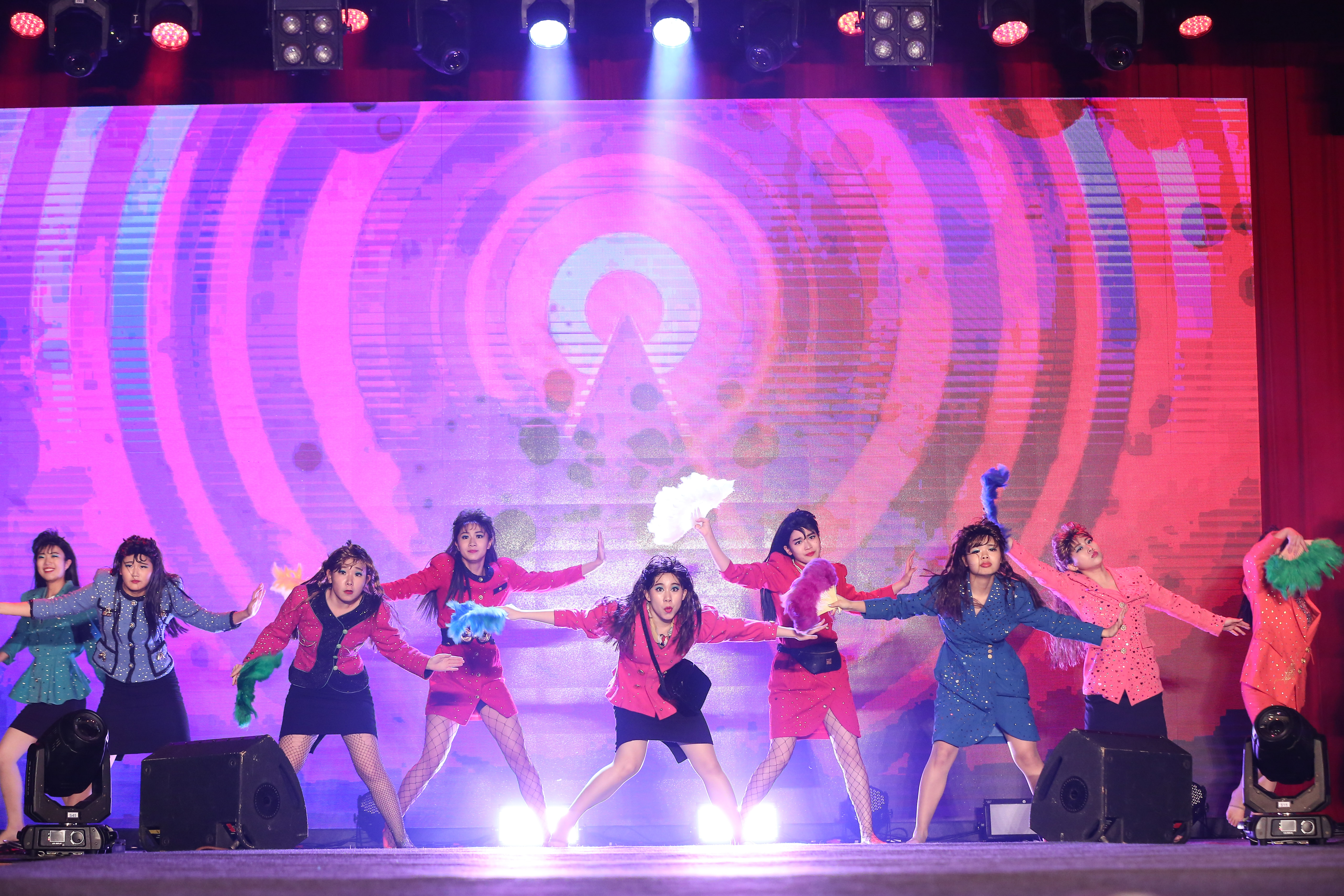 登美丘高校舞蹈部藉「泡沫舞」爆紅，還登上紅白歌唱大賞。