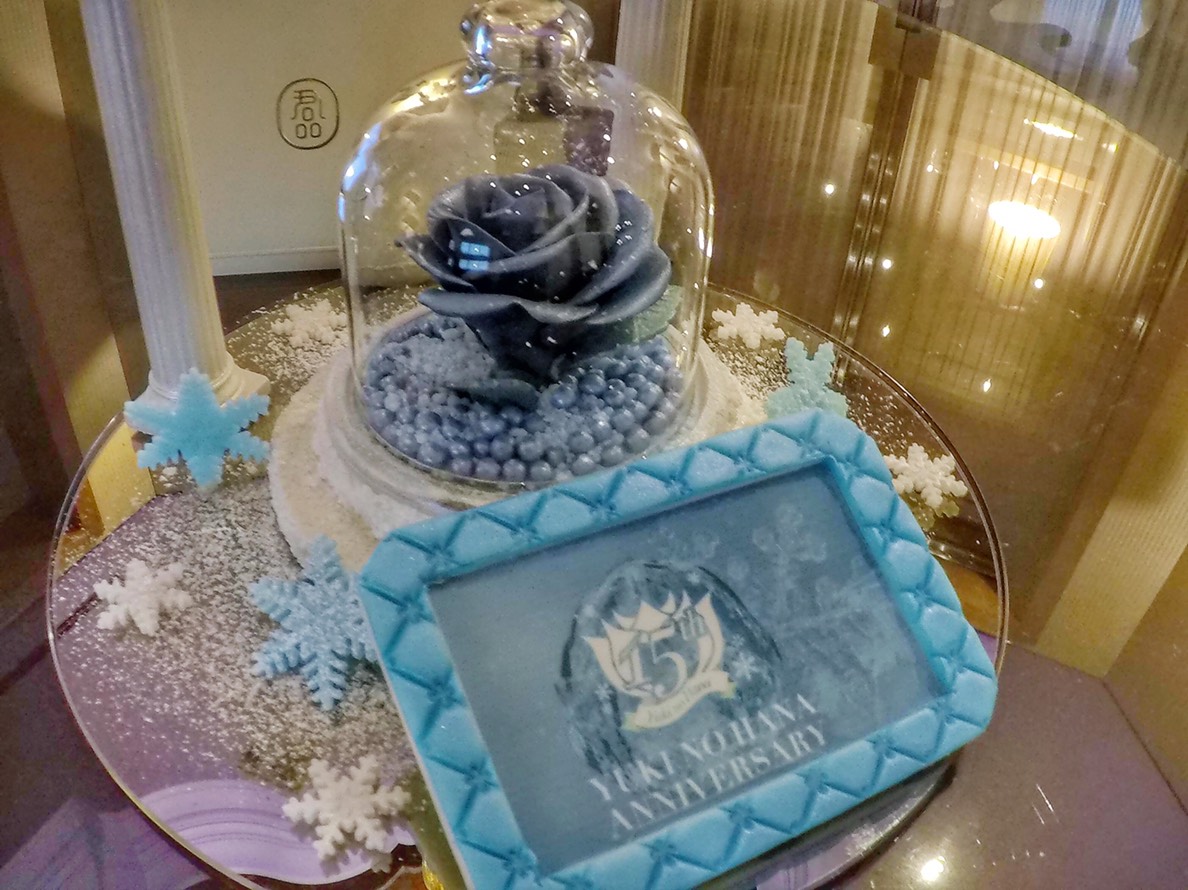 君品飯店為中島美嘉〈雪花〉發行15週年特地製作冰封藍玫瑰蛋糕祝賀。（大鴻藝術提供）