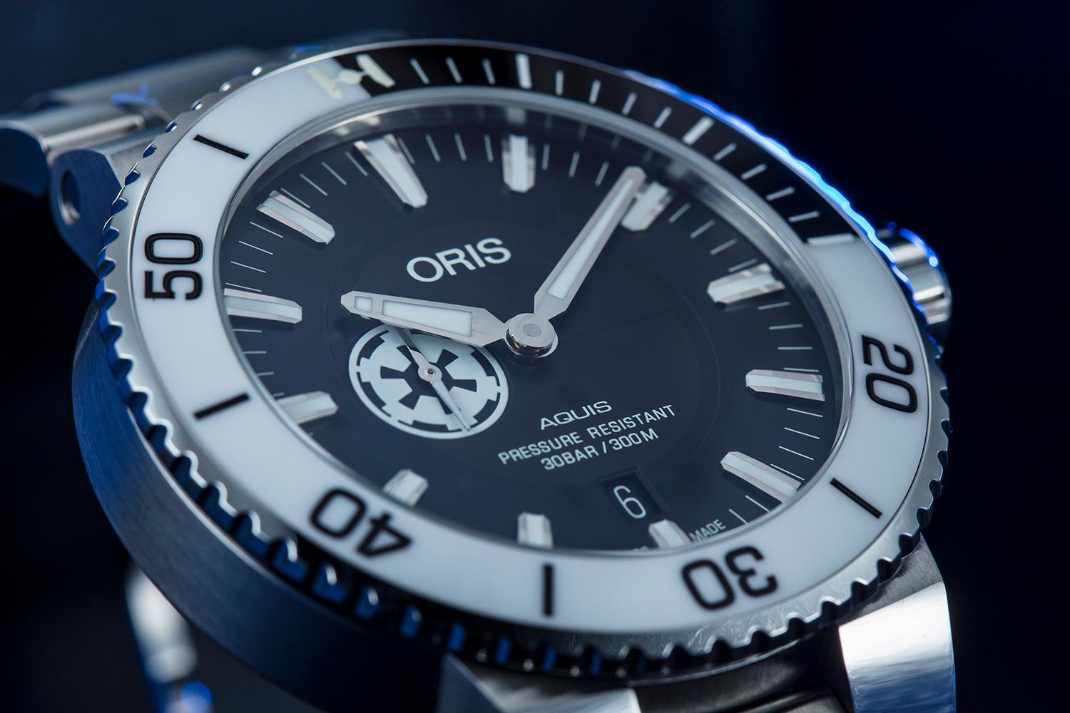 ORIS Stormtrooper星際大戰限量錶則是以風暴兵為主題，錶款基礎為Aquis系列，黑白相映的錶圈與面盤，呼應風暴兵的外型。