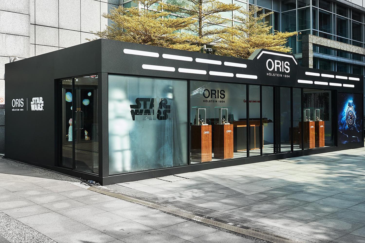 ORIS Pop-Up Store即日起至2019年1月3日在信義誠品戶外廣場展出，內部空間除了滿滿的星際大戰元素，還首創開放式陳列錶櫃，消費者能夠直接把錶配搭在手上，更直覺地欣賞每一款作品。