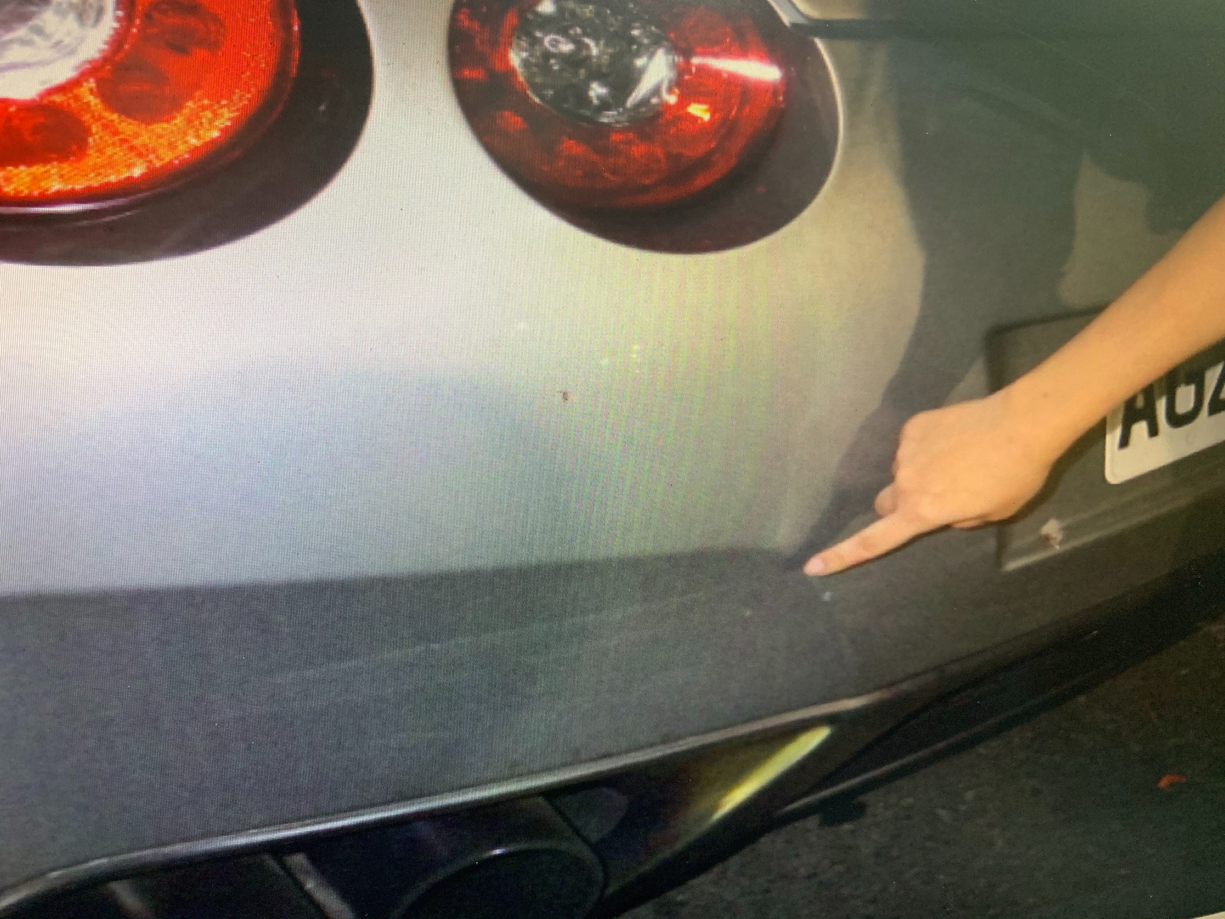 車主表示，雖然銀車只有保桿受損，但變速箱因為推擠受損卡死，維修費可能高達上百萬，相當心疼。（翻攝李麥克臉書）