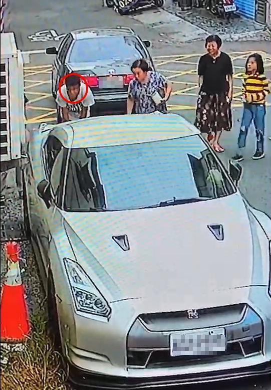 豐田車主因為倒車不慎，撞上價值超過600萬的東瀛戰神超跑 趕緊下車查看。（翻攝李麥克臉書）