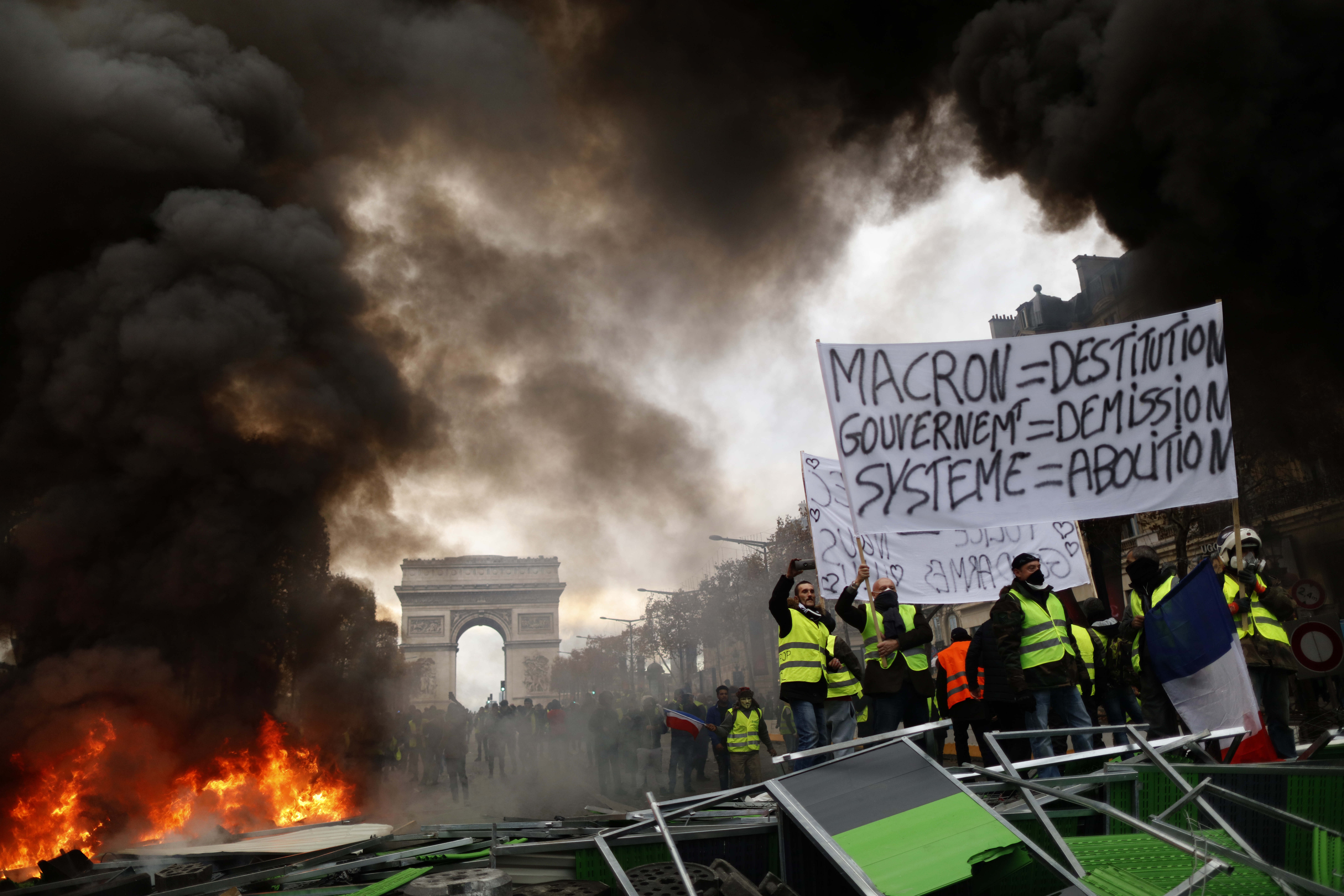 黃背心示威群眾燃燒路障，巴黎凱旋門前宛如烽煙戰場。（東方IC）