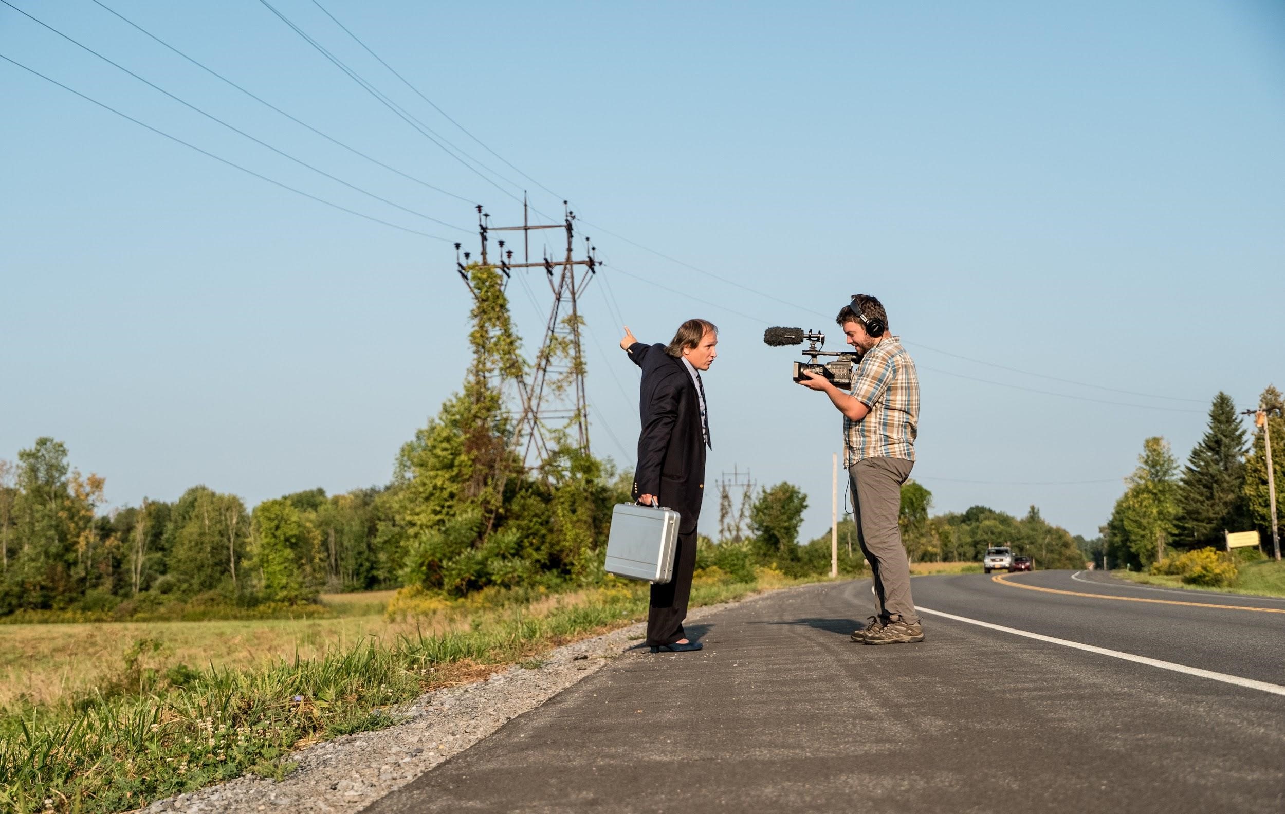 德瑞克（右）為了拍攝紀錄片，常隨著父親（左）的工作東奔西跑。（世界公視大展精選提供）