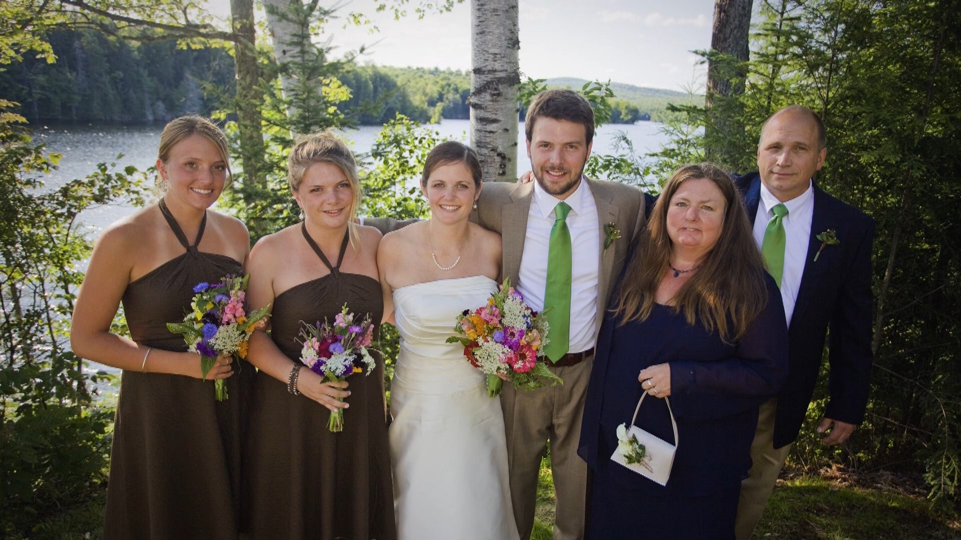 德瑞克一家人感情融洽，他結婚時全家開心團聚，右起為父親、母親、德瑞克、妻子、2個姊姊。（世界公視大展精選提供）