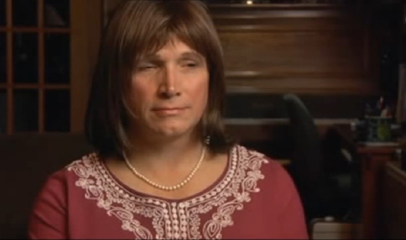 紀錄片《穿裙子的英雄老爸》中呈現主角克莉絲汀由男性變為女性的艱辛歷程。（世界公視大展精選提供）